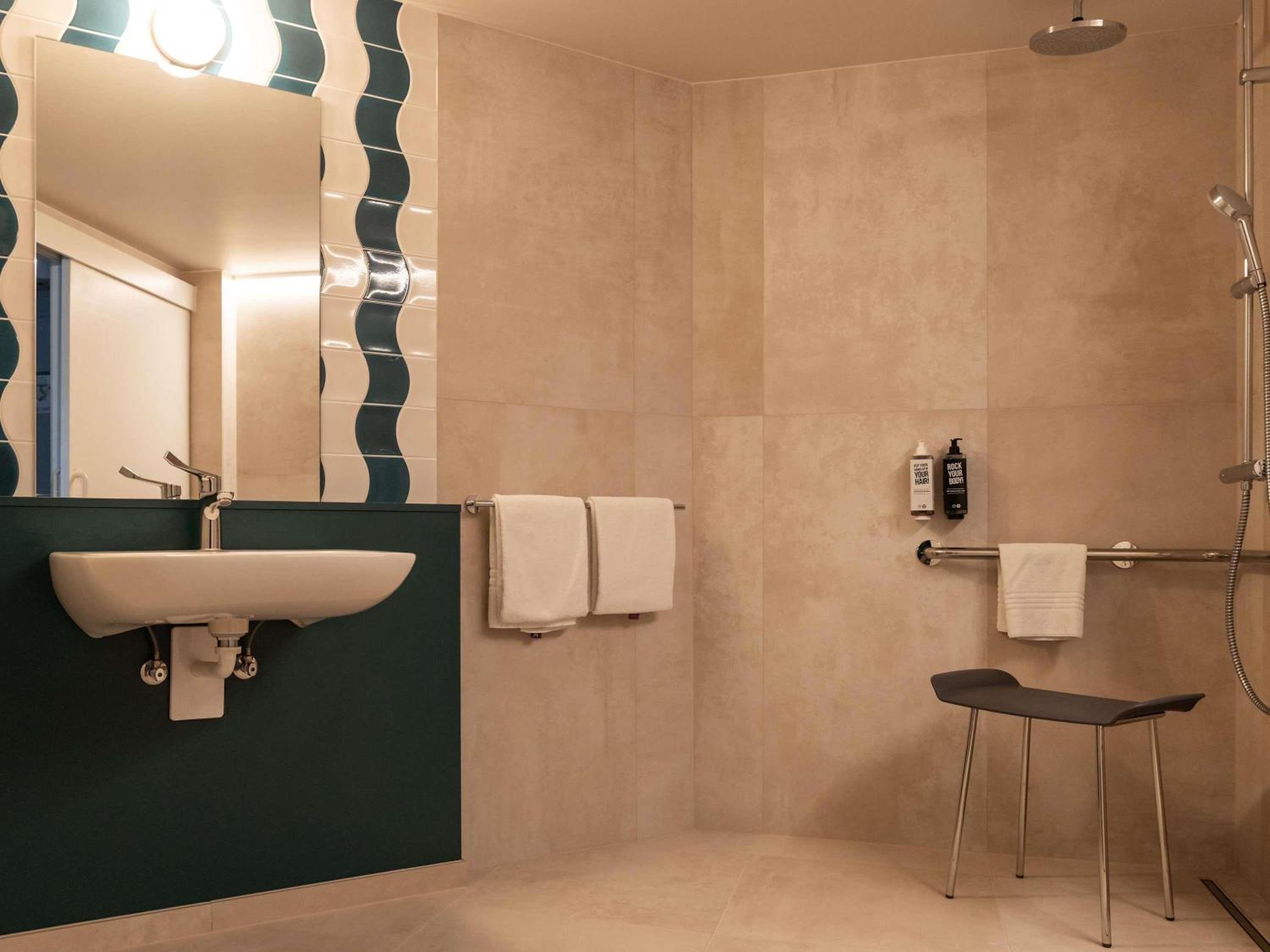 Standard Double Room - Disability Access - Photo 3