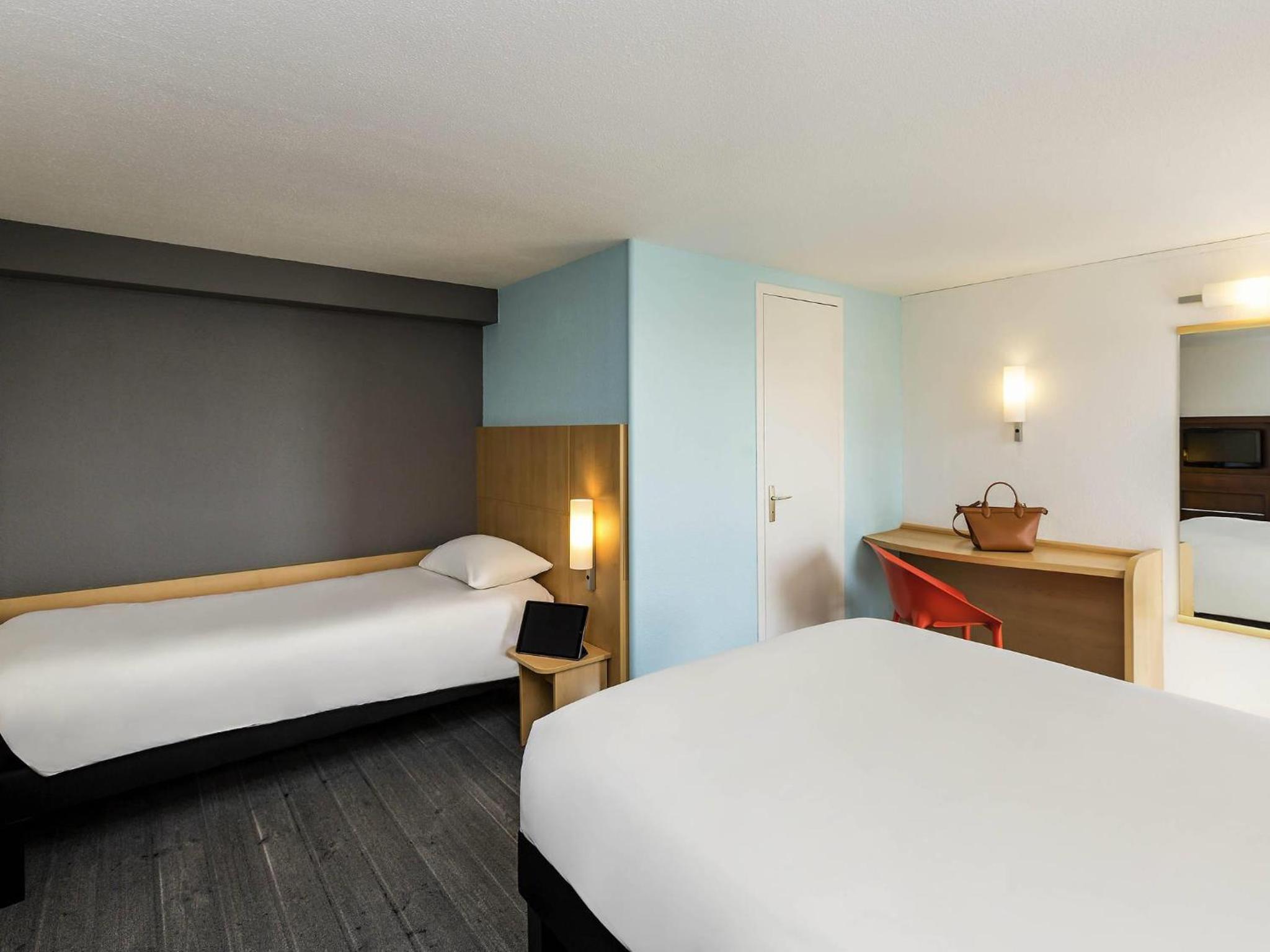 Standard Room with One Double Bed and One Single Bed - Photo 3