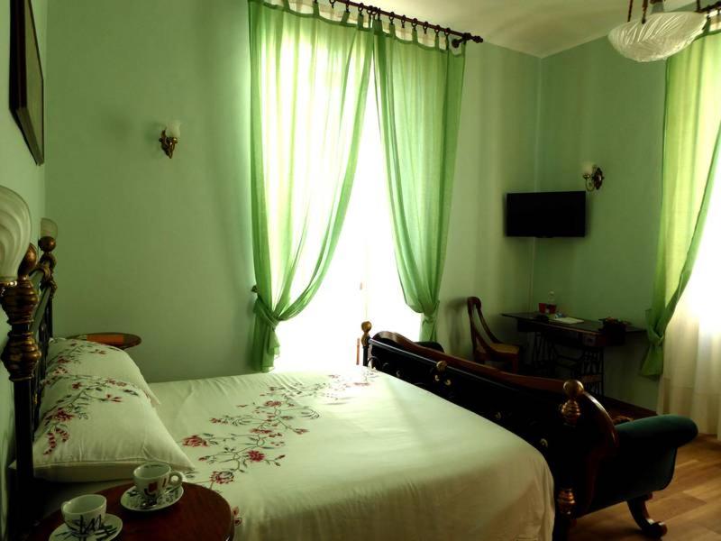 Deluxe Double Room (2 Adults + 1 Child) with Private Bathroom photo 3