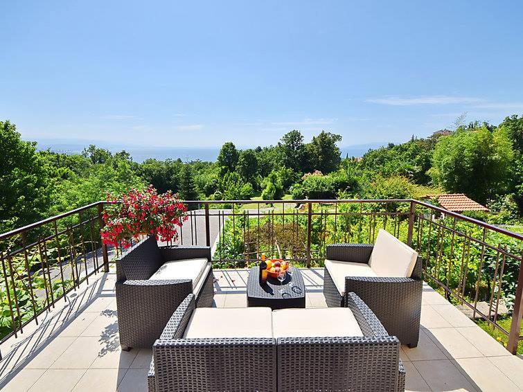 One-Bedroom Apartment with Terrace and Sea View photo 3