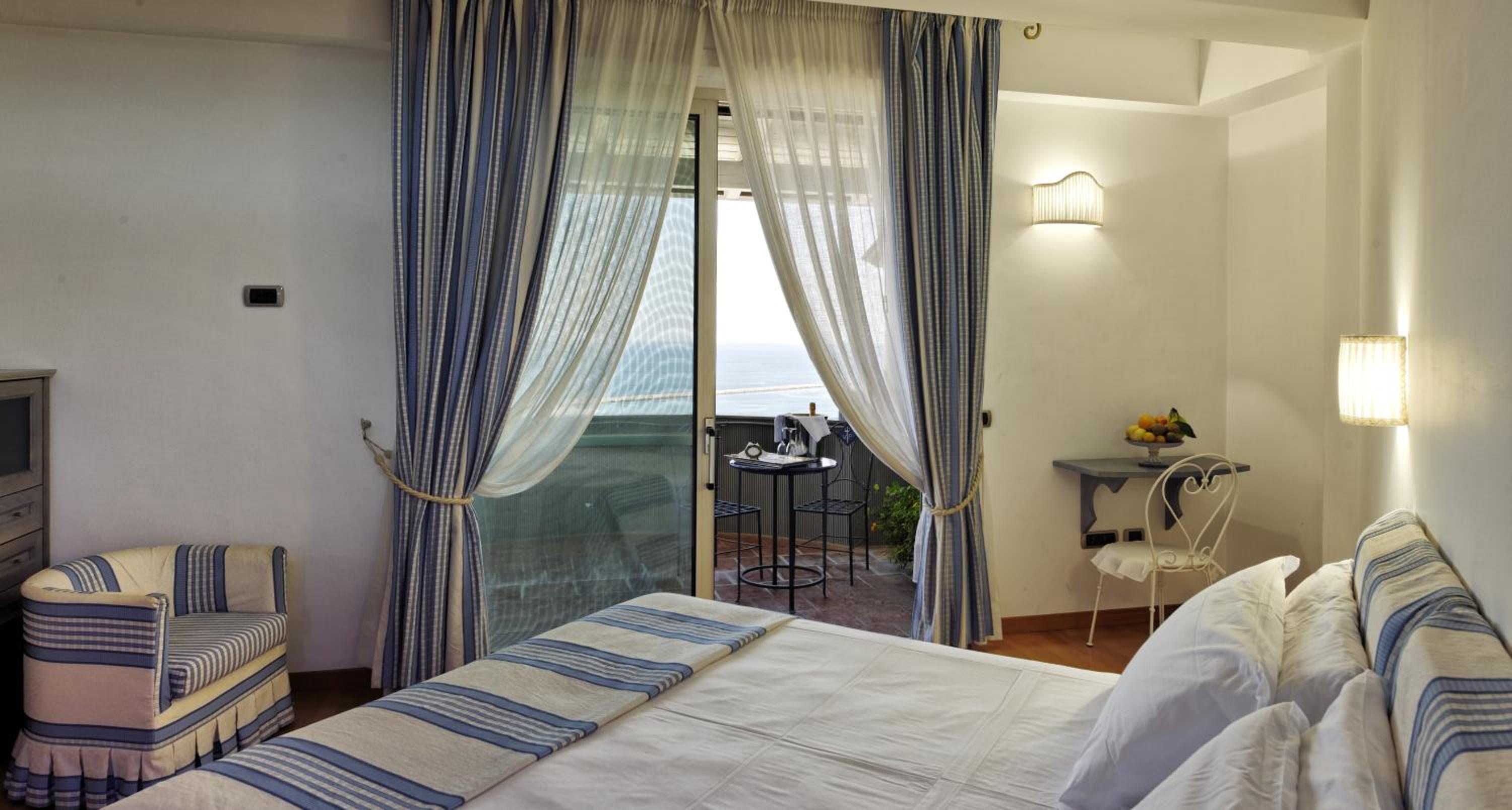 Junior Suite with Sea View - Photo 3