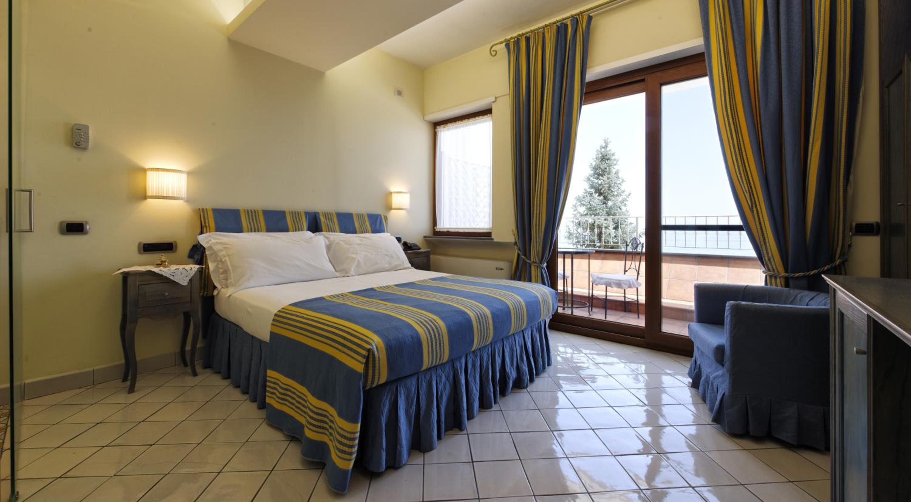 Double Room with Balcony and Sea View - Photo 1