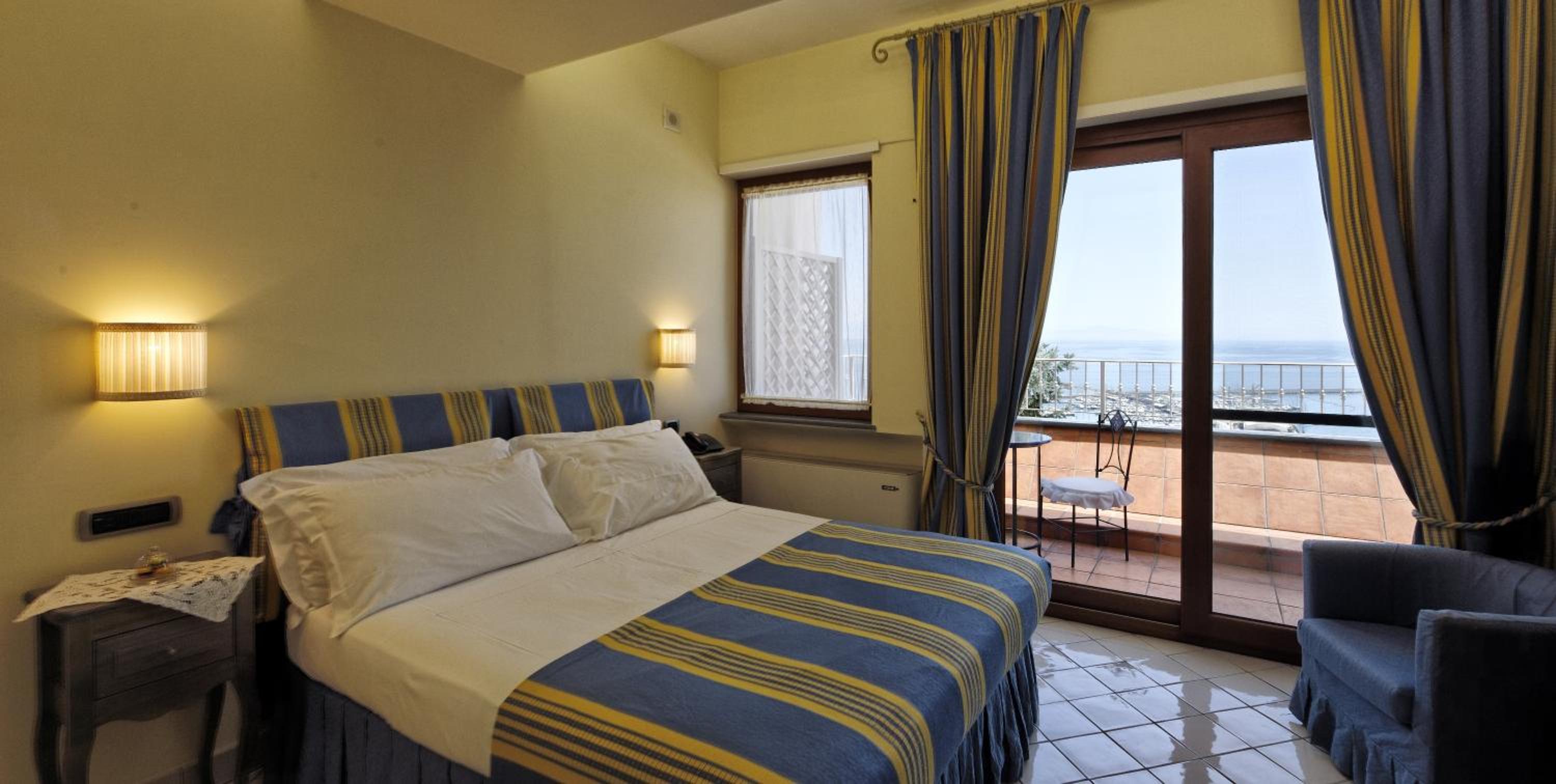 Double Room with Balcony and Sea View - Photo 7