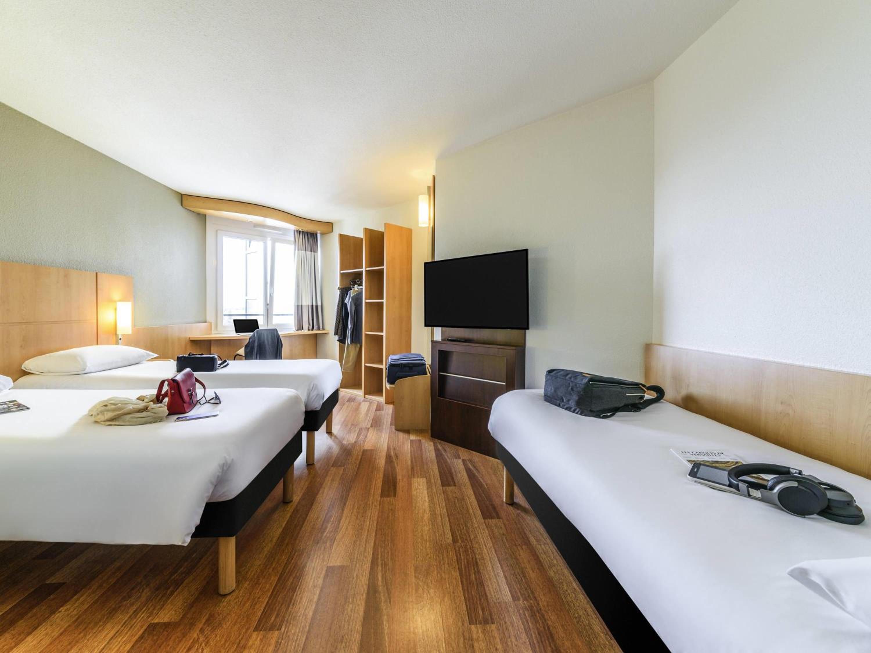 Standard Triple Room with There Single Beds - Photo 2