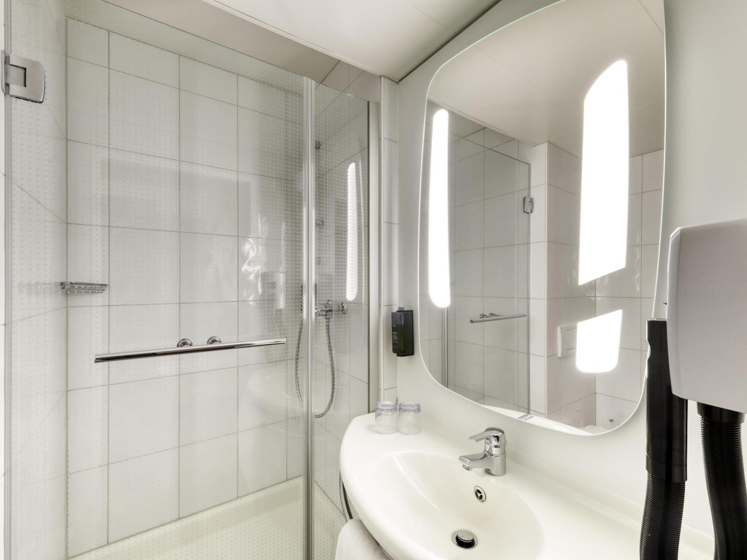 Standard Triple Room with There Single Beds - Photo 3