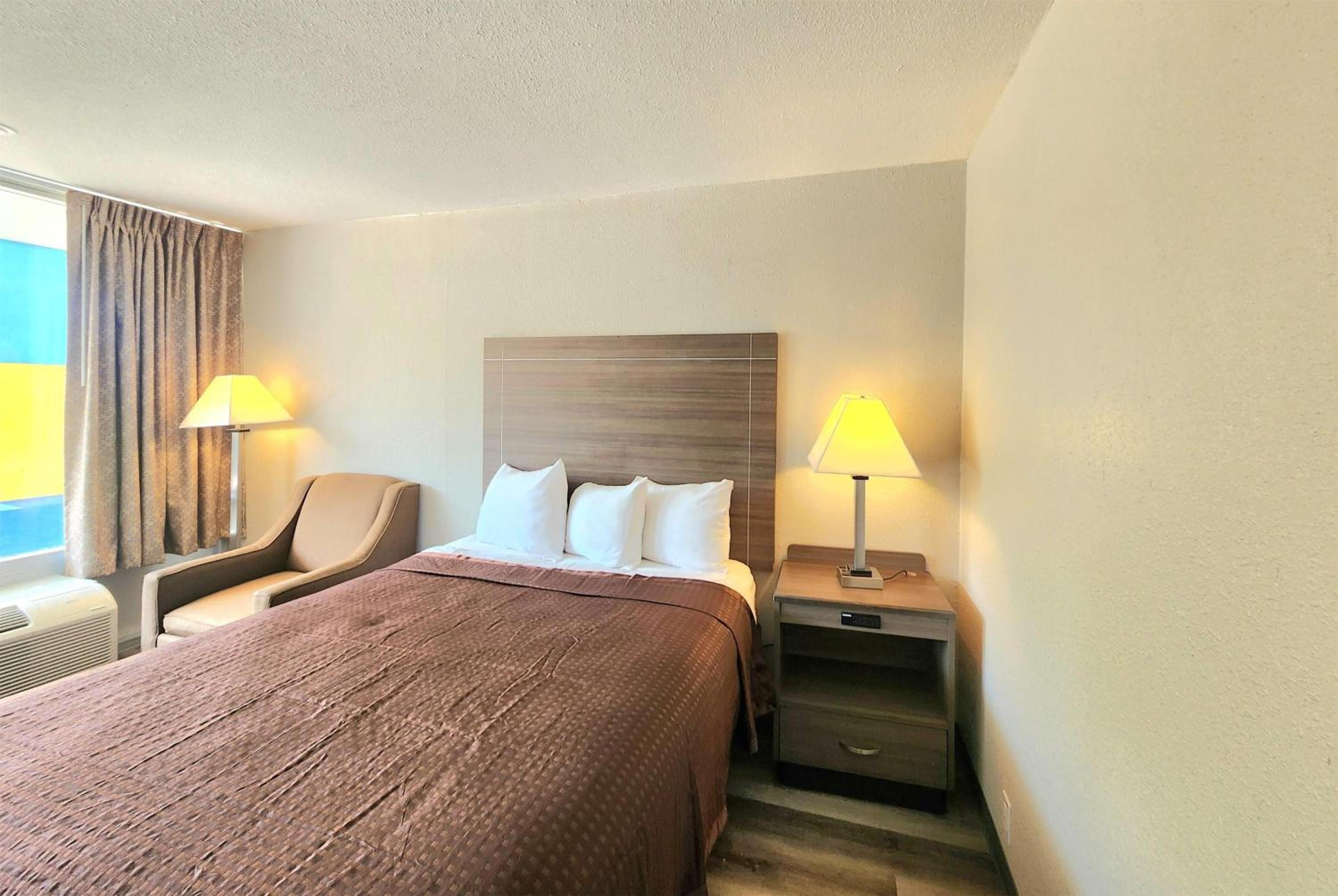 Deluxe Queen Room - Non-Smoking - Photo 2