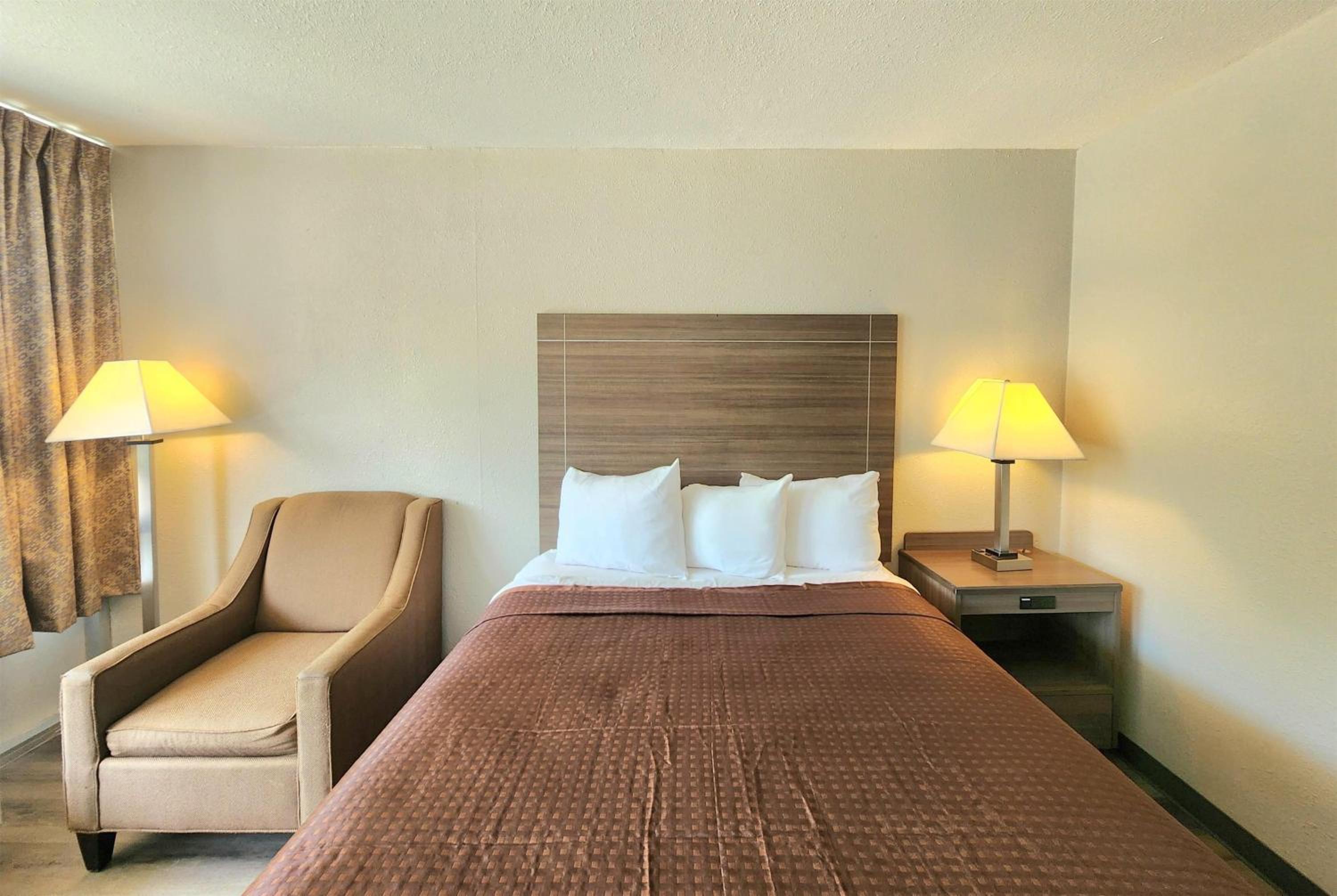 Deluxe Queen Room - Non-Smoking - Photo 1