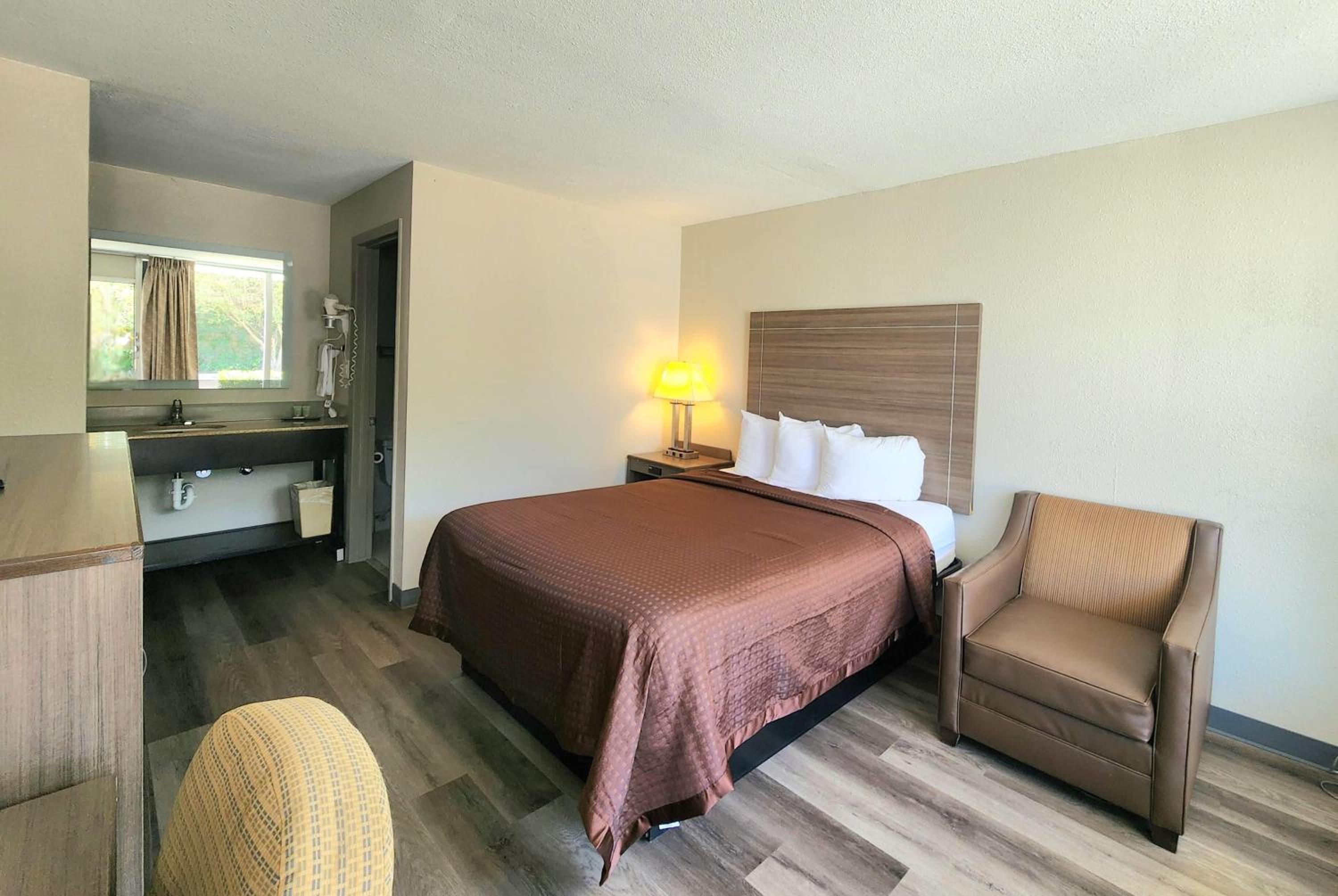 King Room with Roll-in Shower - Mobility Access/Non-Smoking - Photo 1