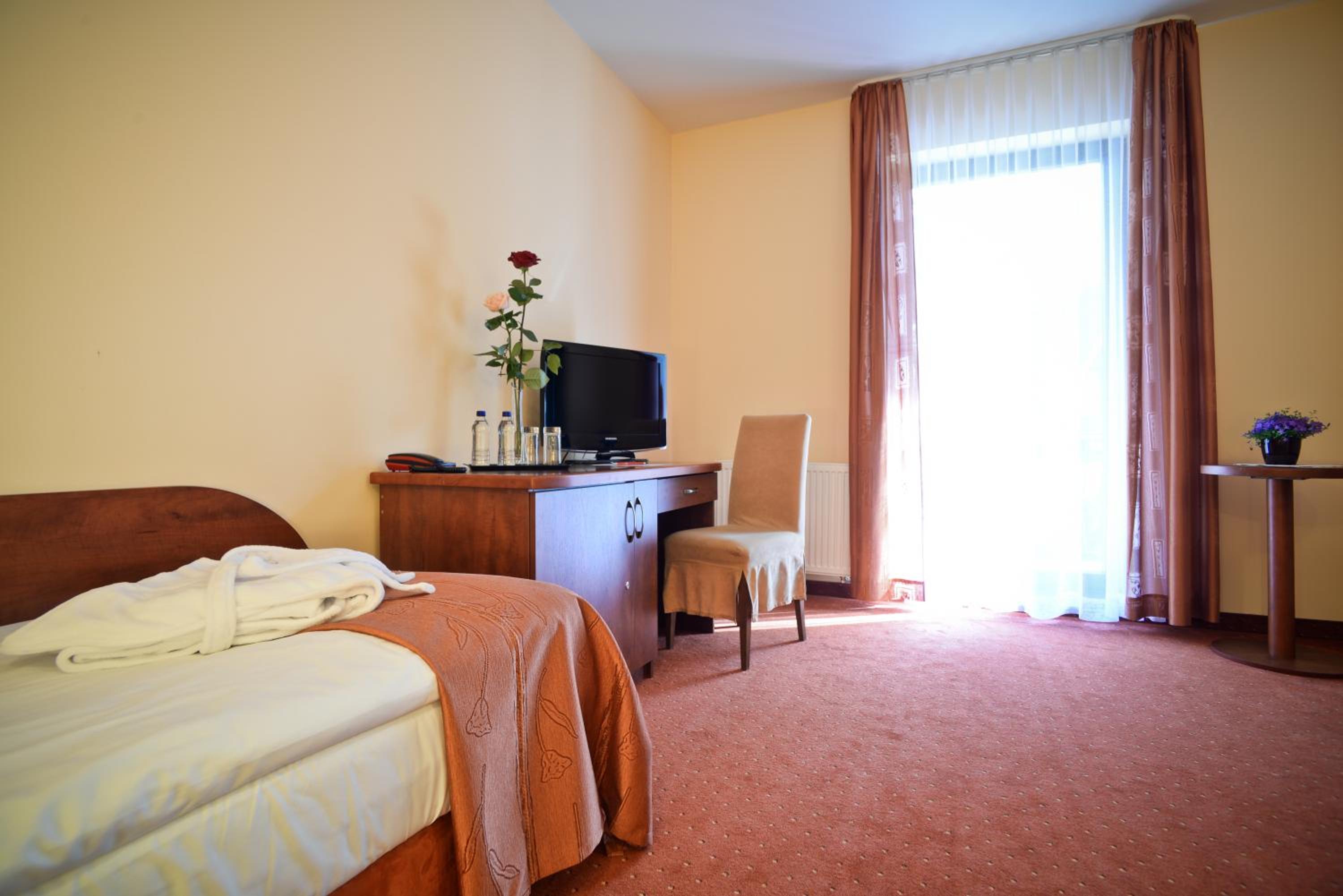 Double Room with Balcony - Photo 2