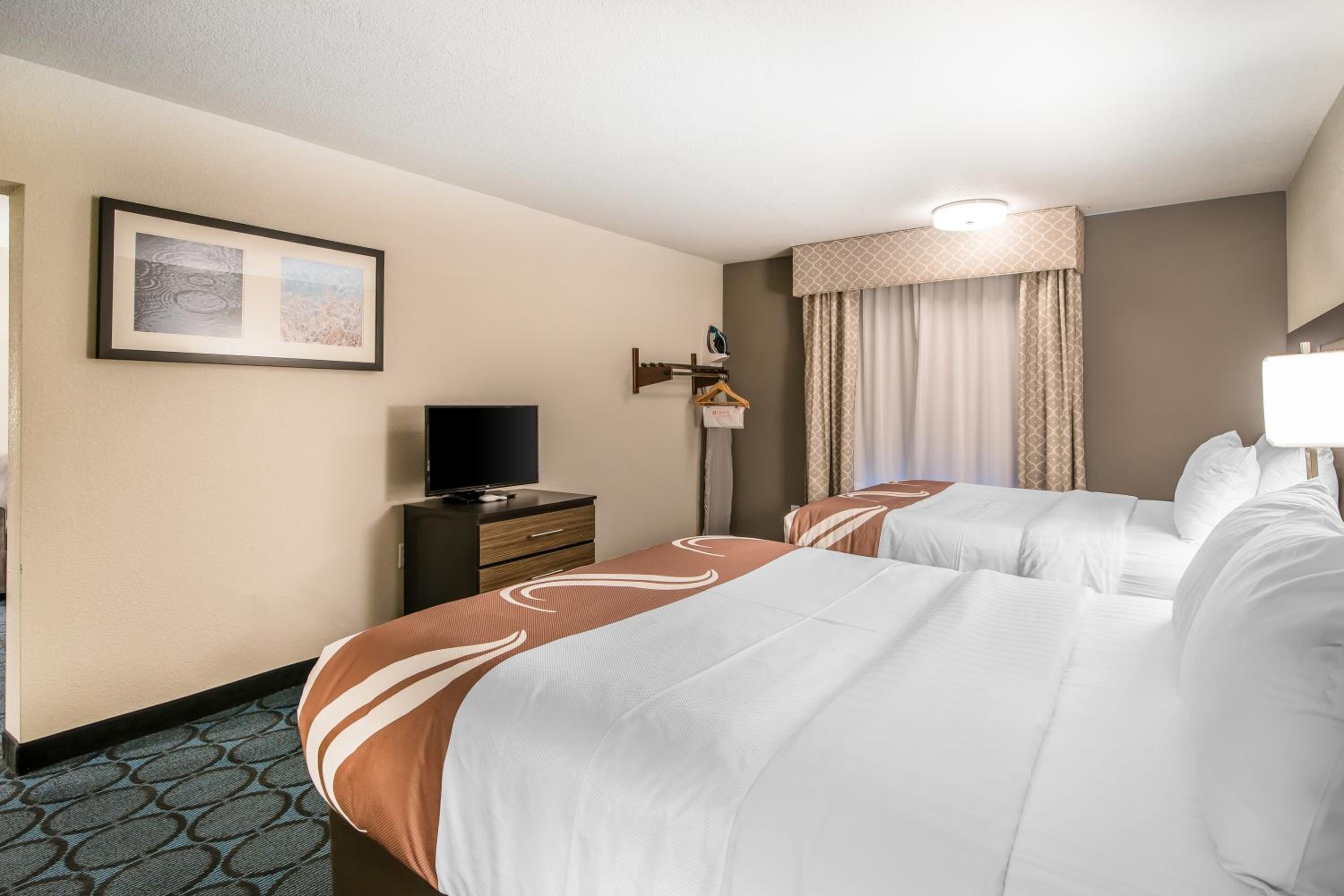 Queen Room with Two Queen Beds - Non-Smoking - Photo 6