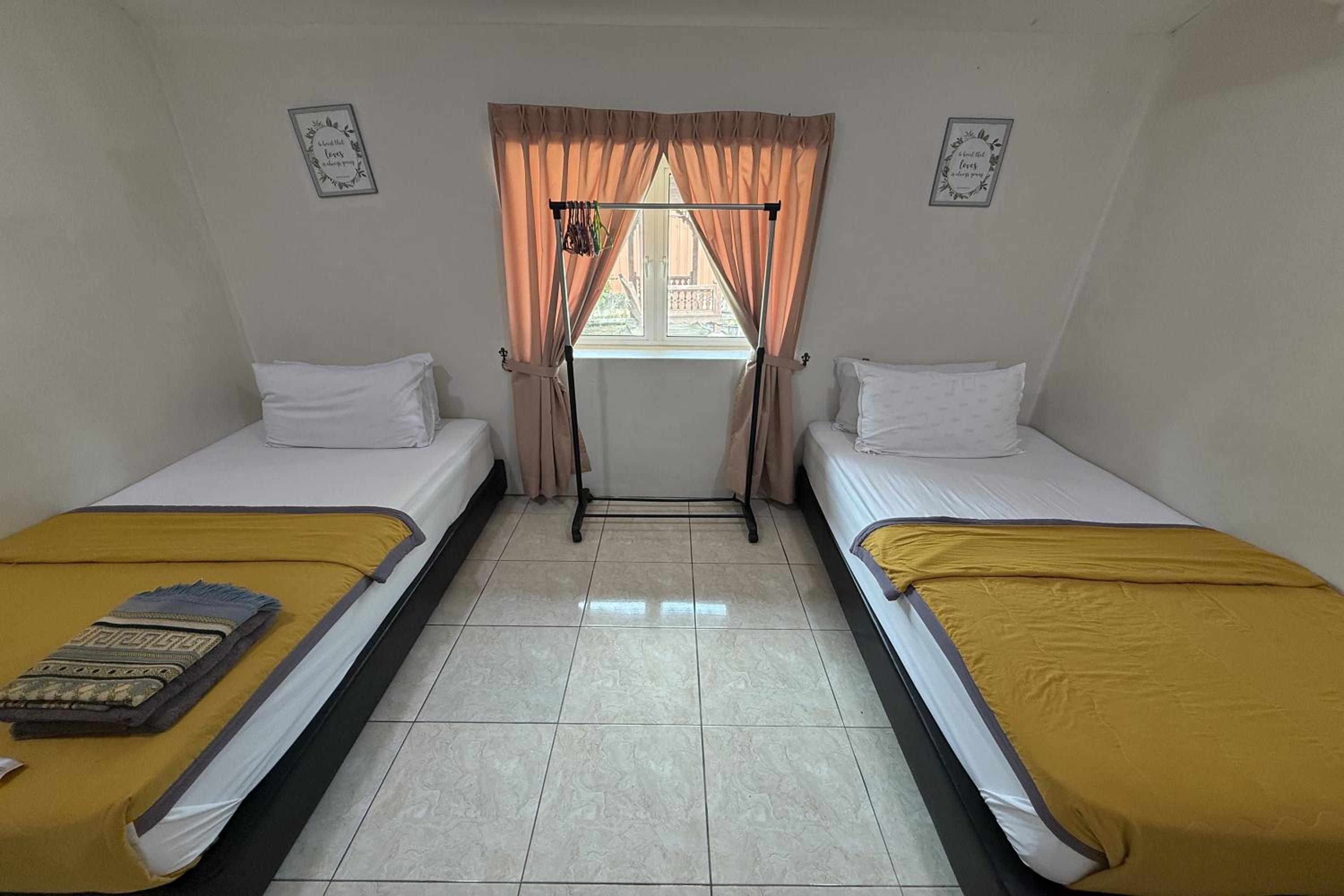 Small Twin Room photo 2