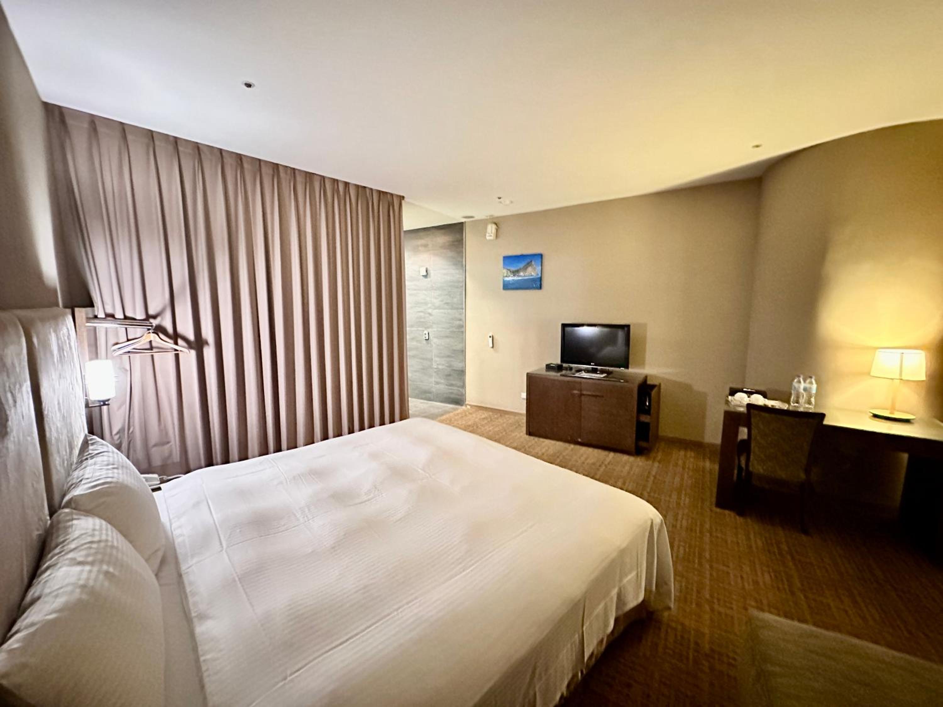Economy Double Room without Window - Photo 3