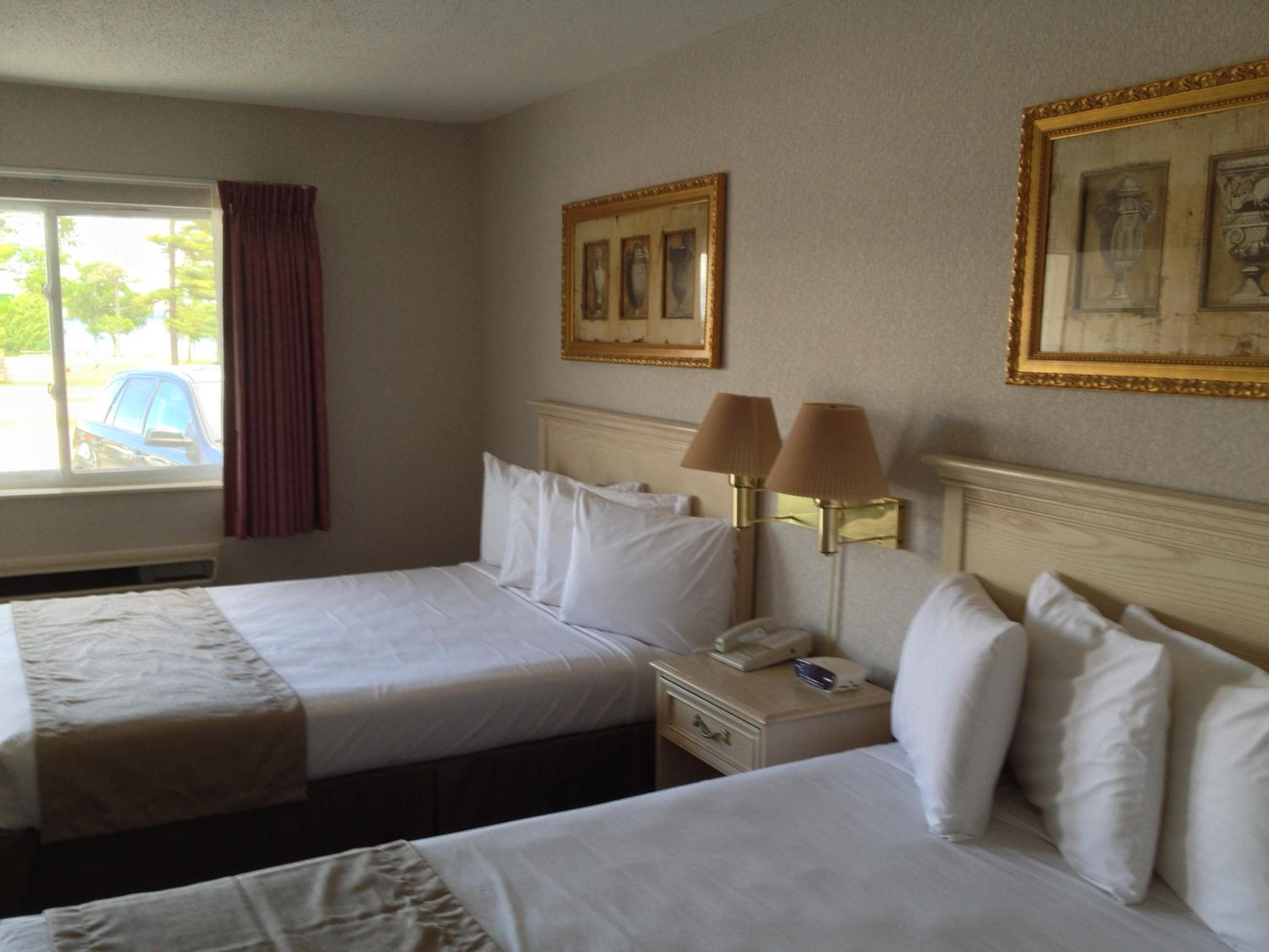 Standard Queen Room with Two Queen Beds - Photo 2