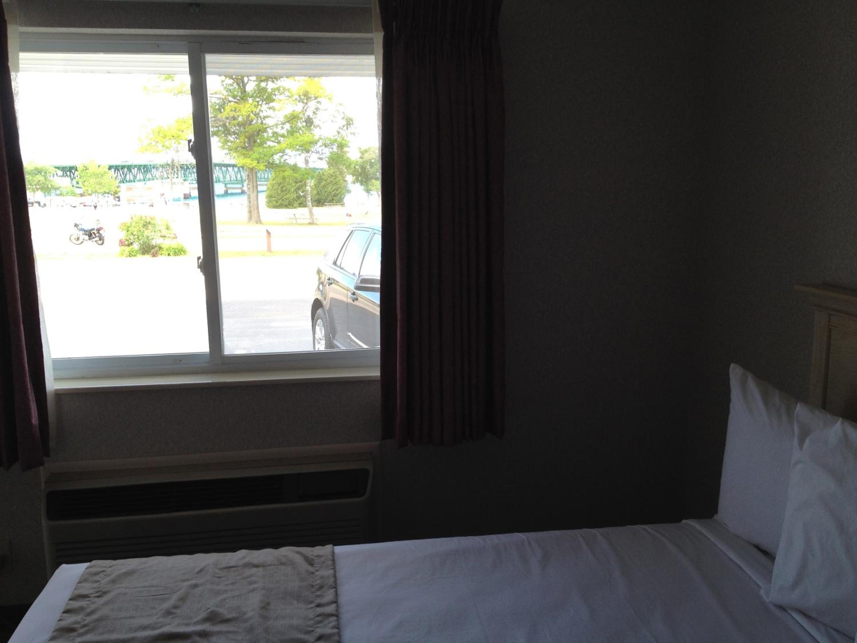 Lake and Park View / Two queen beds - Photo 5