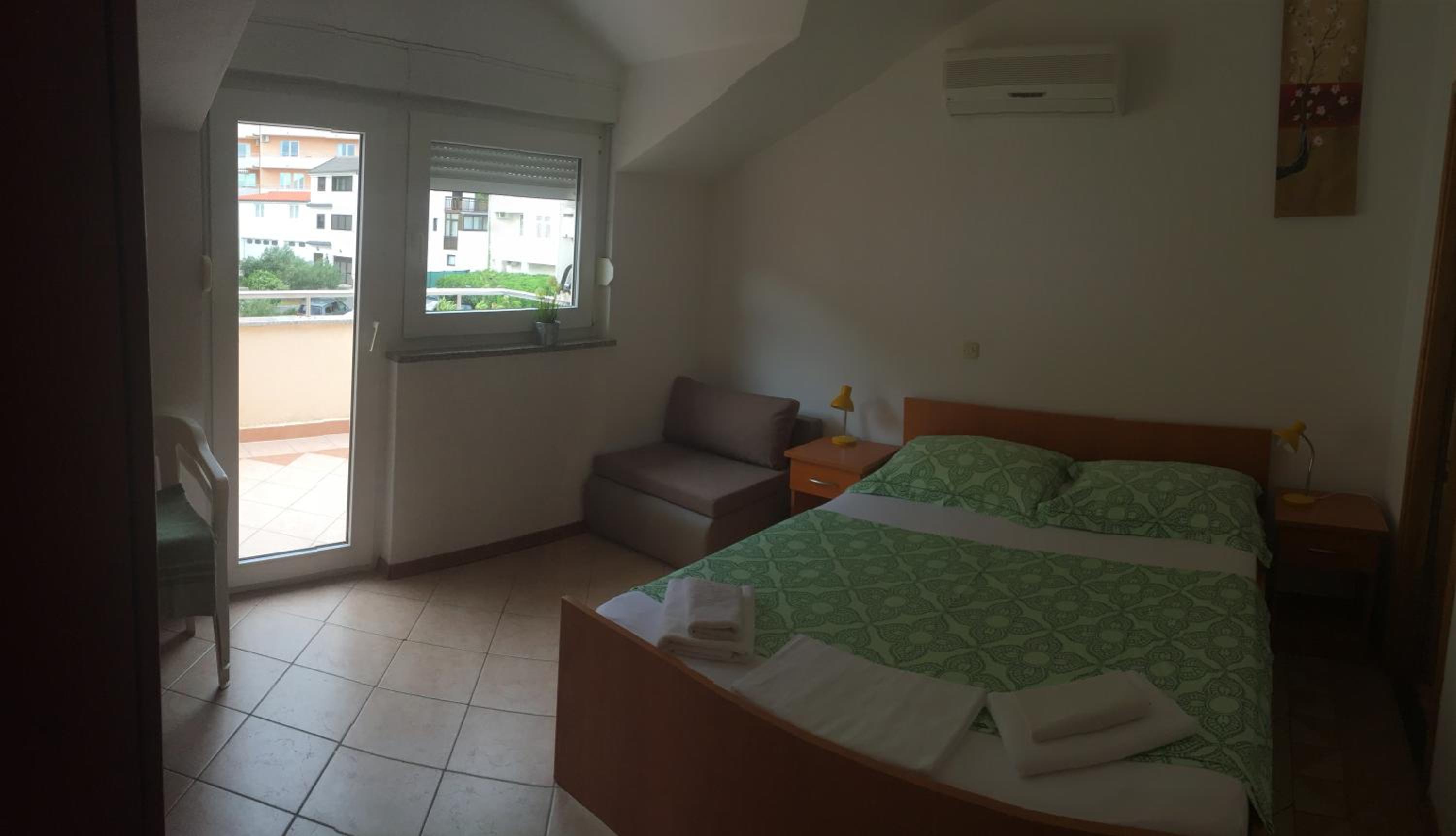 One-Bedroom Apartment with Balcony and  Mountain View photo 1