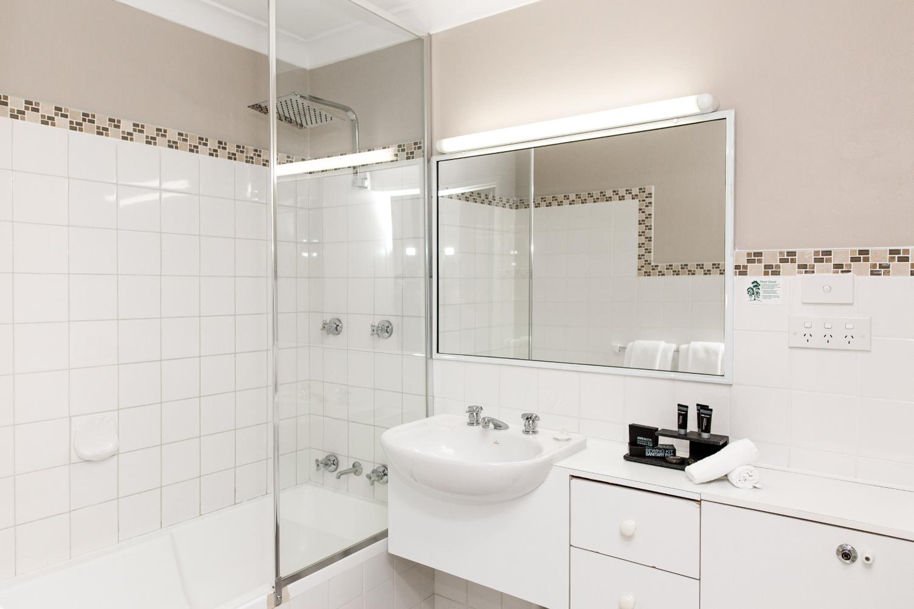 Two-Bedroom Apartment with One Queen Bed and Two Single Bed - Photo 8