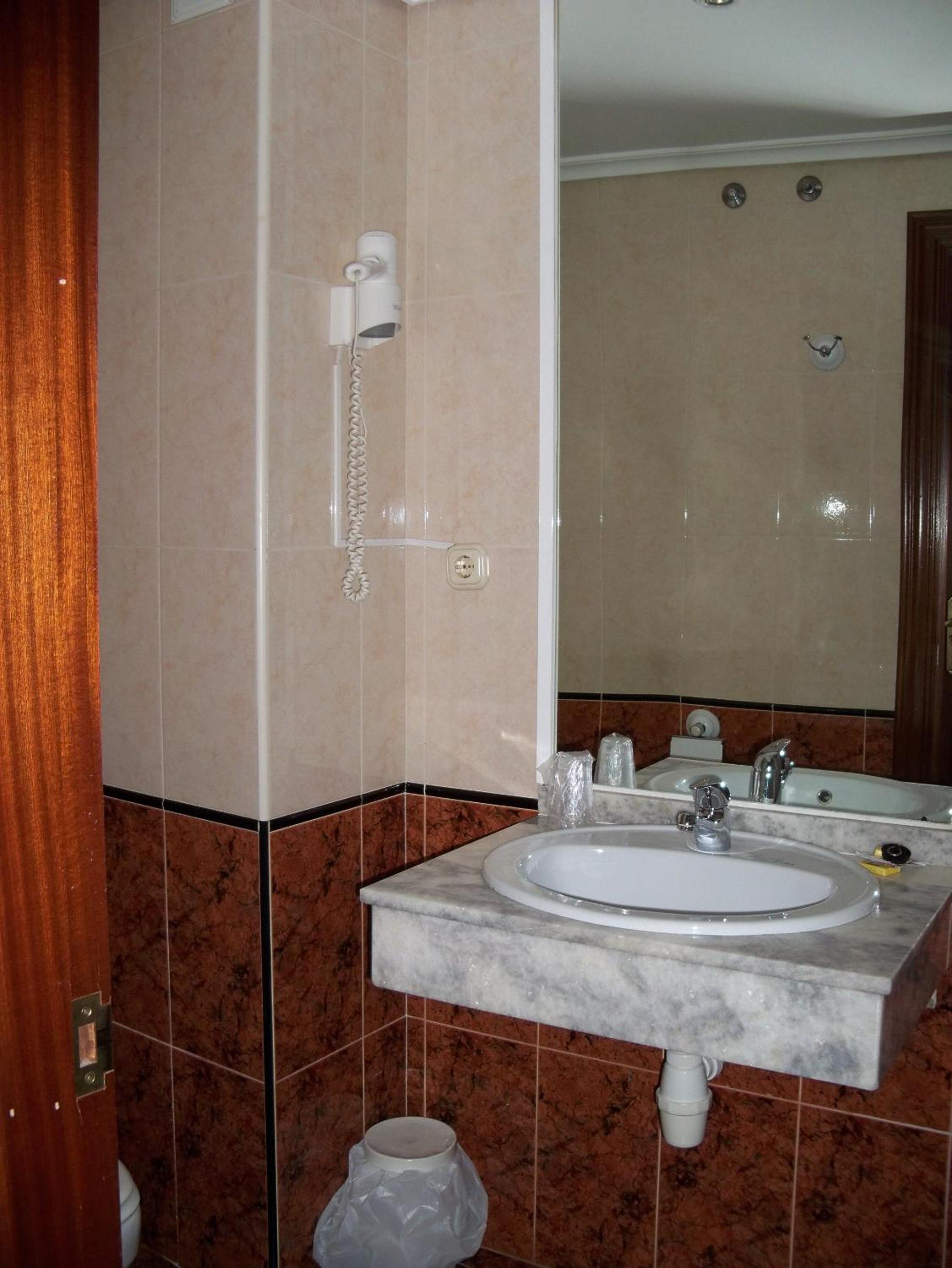 Double or Twin Room - Photo 9