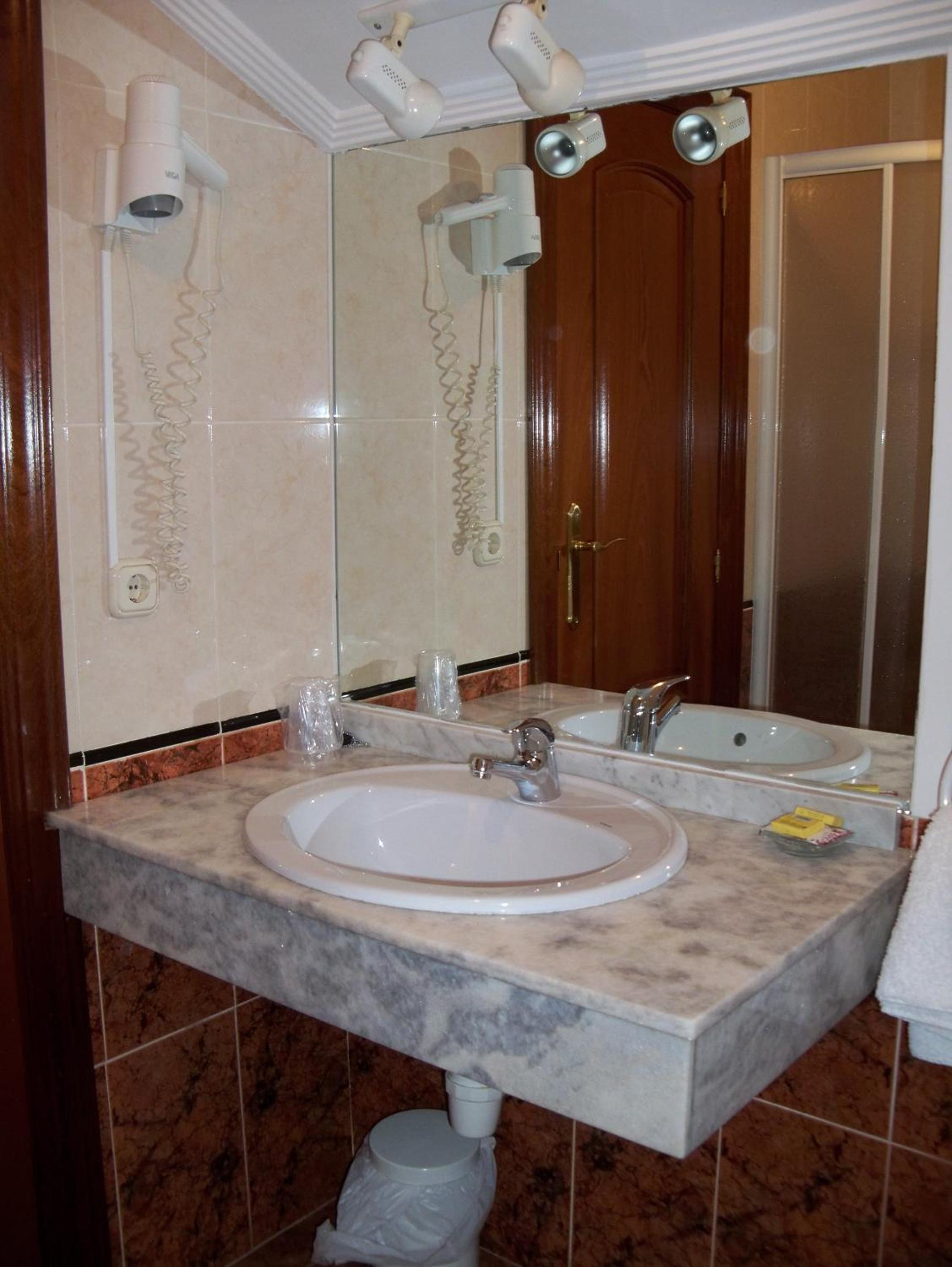 Double or Twin Room - Photo 11