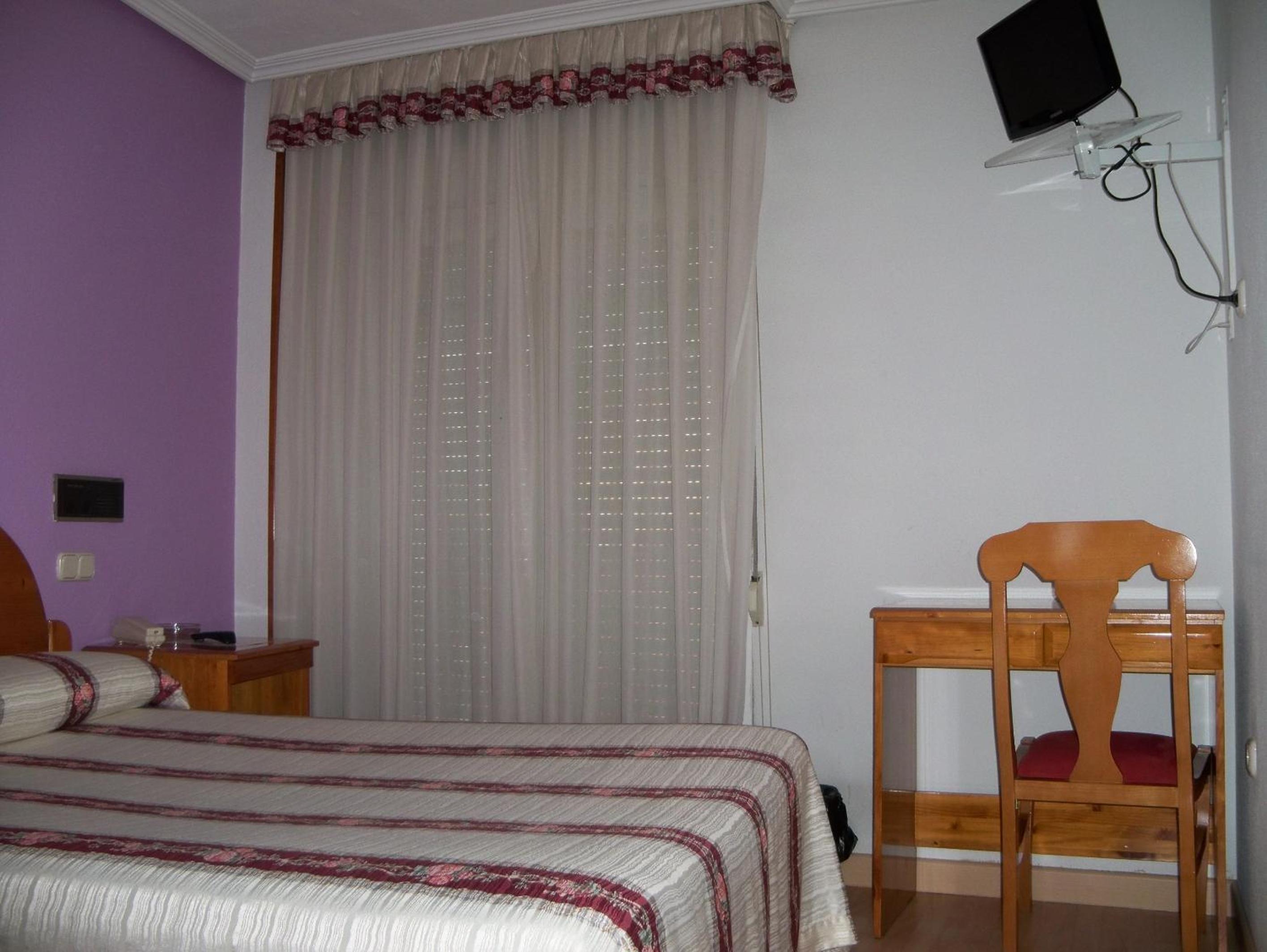 Double or Twin Room - Photo 12