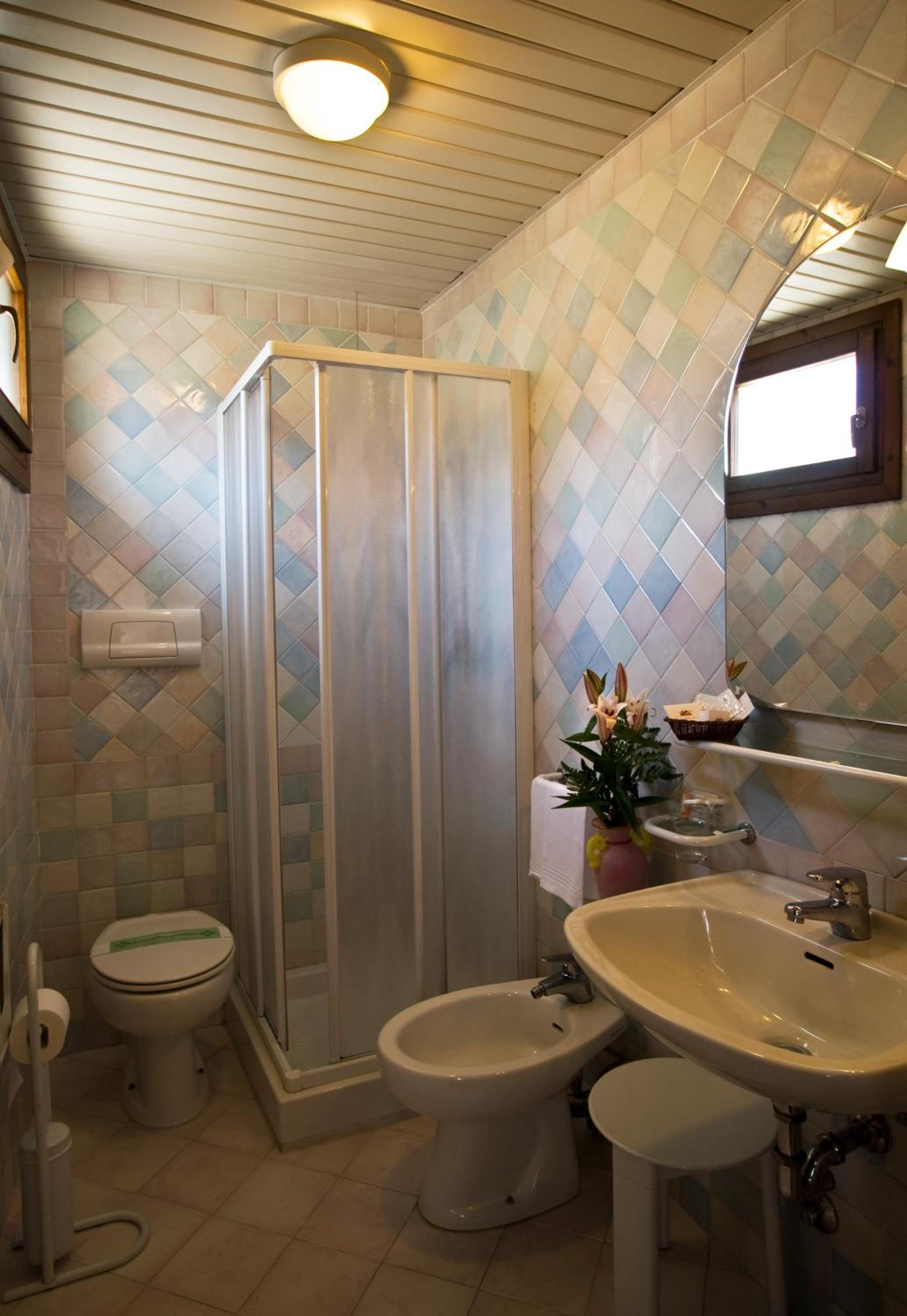 Standard Double or Twin Room - Photo 5
