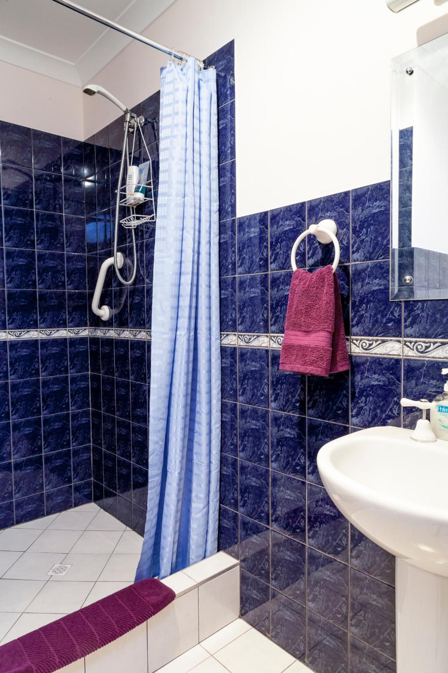 Twin Room with Private Bathroom photo 2
