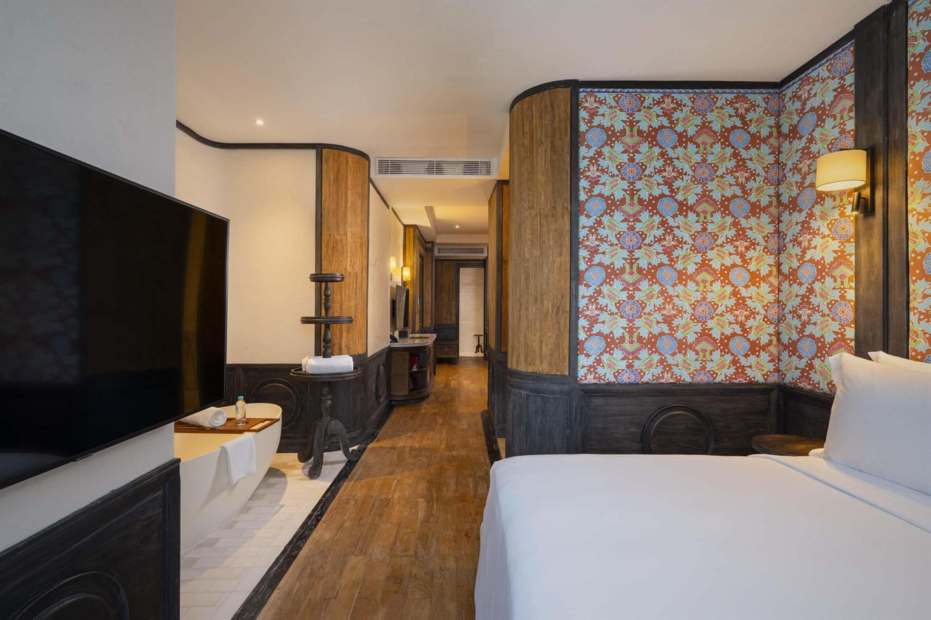 Orient Suite Room - King Bed thumbnail 5
