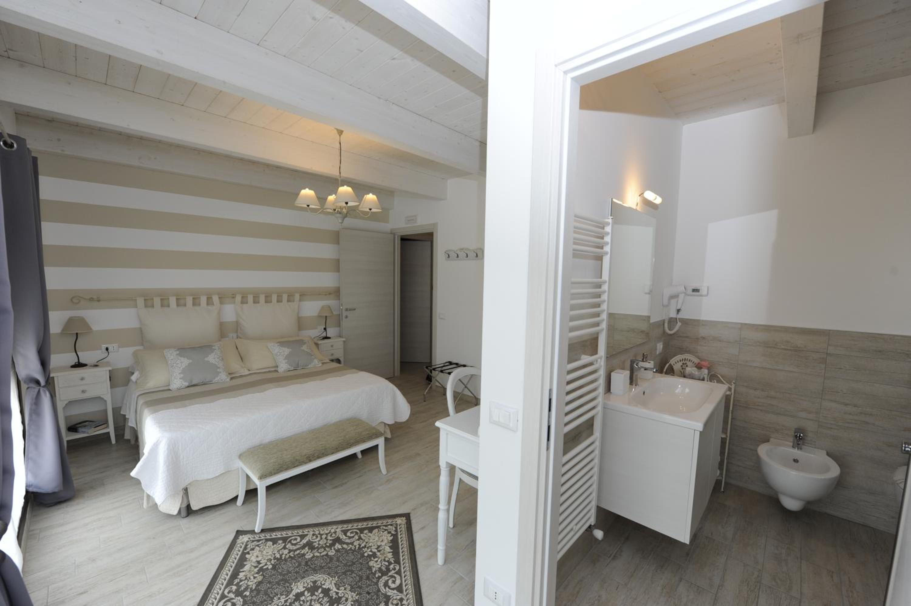 Double Room with Private Bathroom photo 2