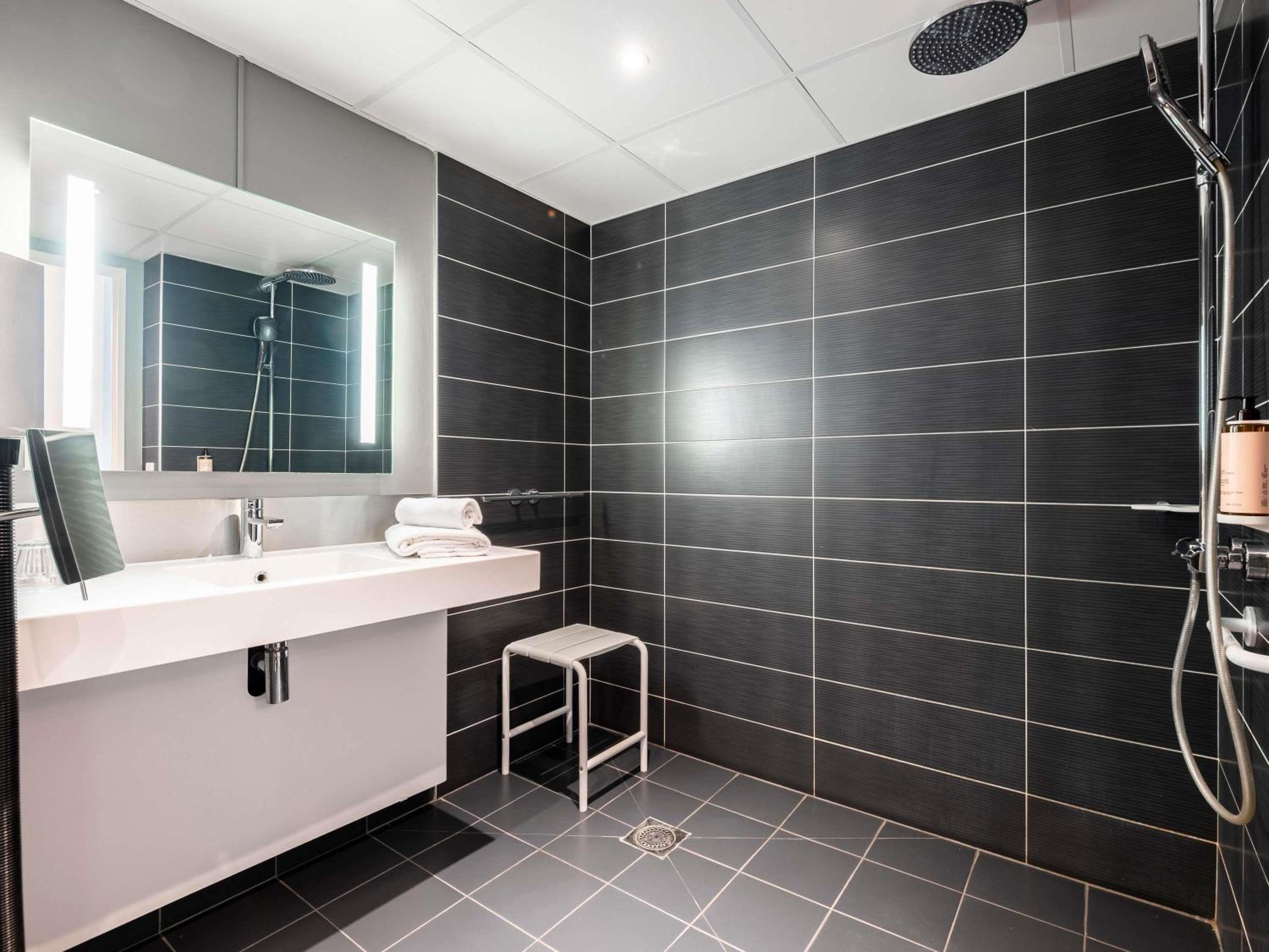 Standard Double Room - Mobility Accessible - Photo 6