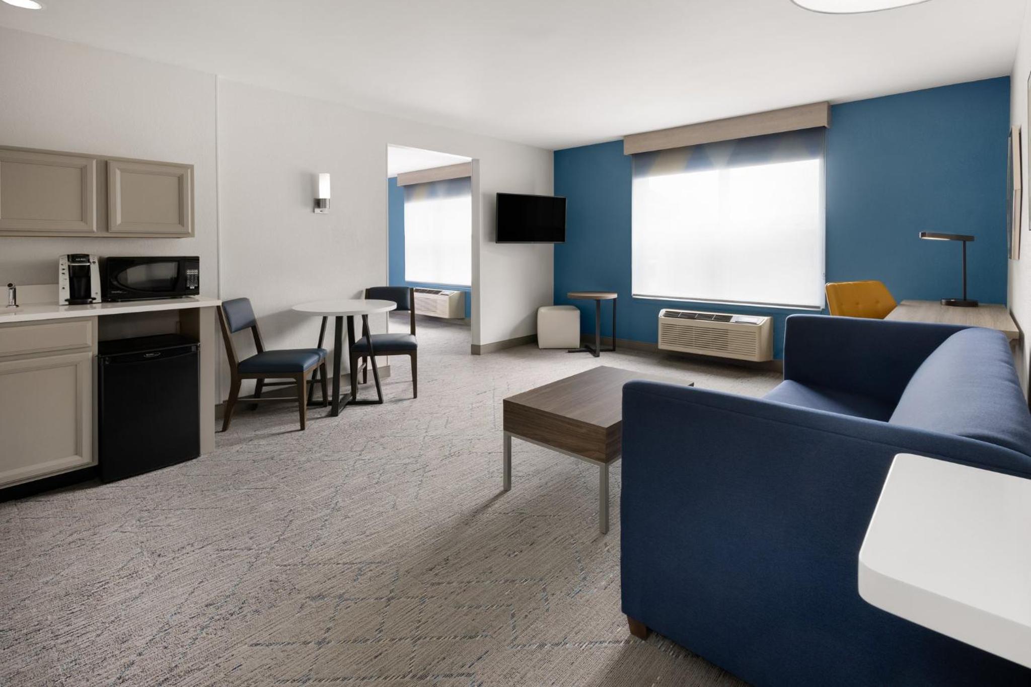 King Suite with Roll-in Shower - Mobility Access - Photo 2