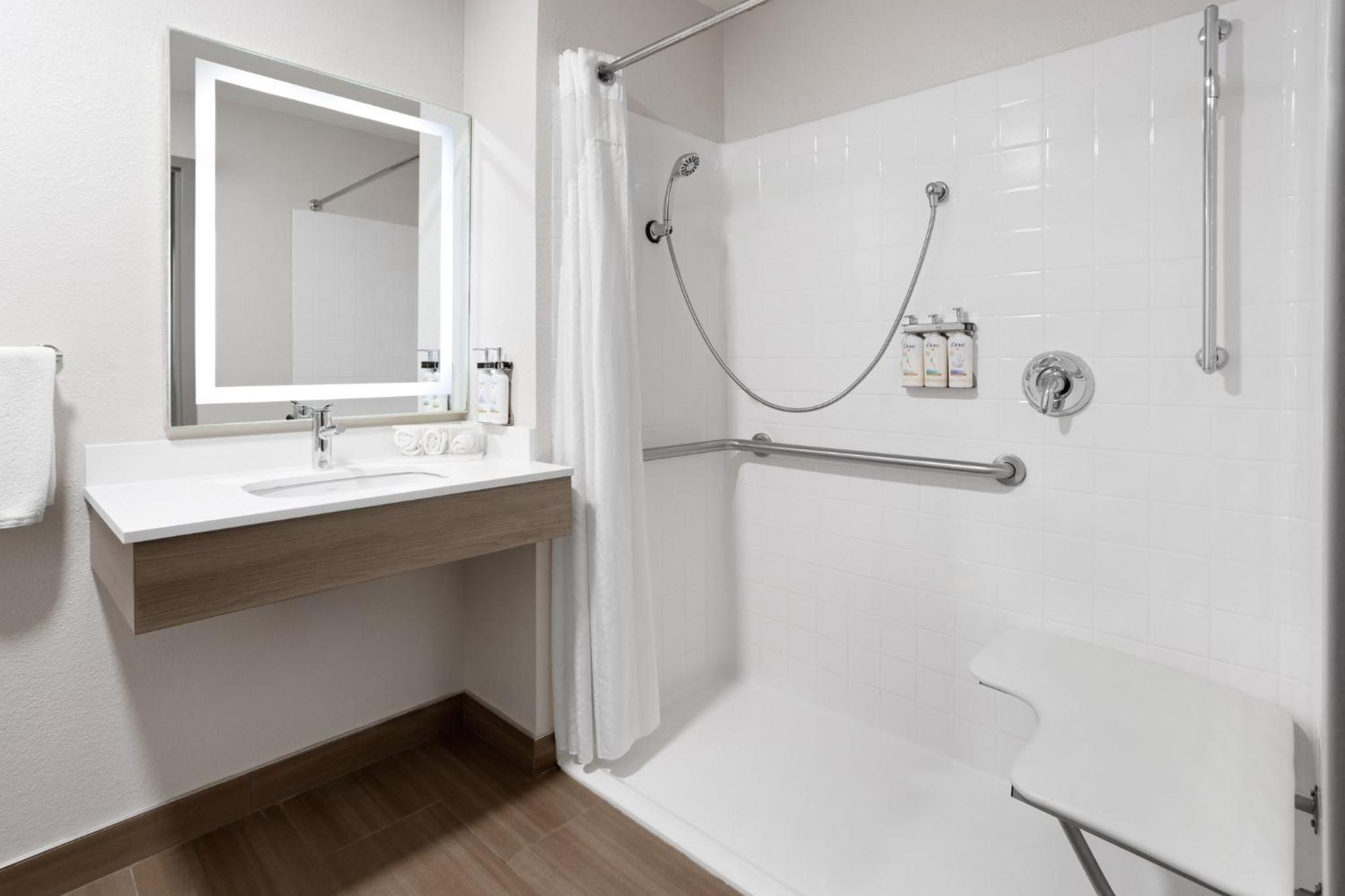 Twin Room - Mobility Access/Hearing Accessible - Photo 2