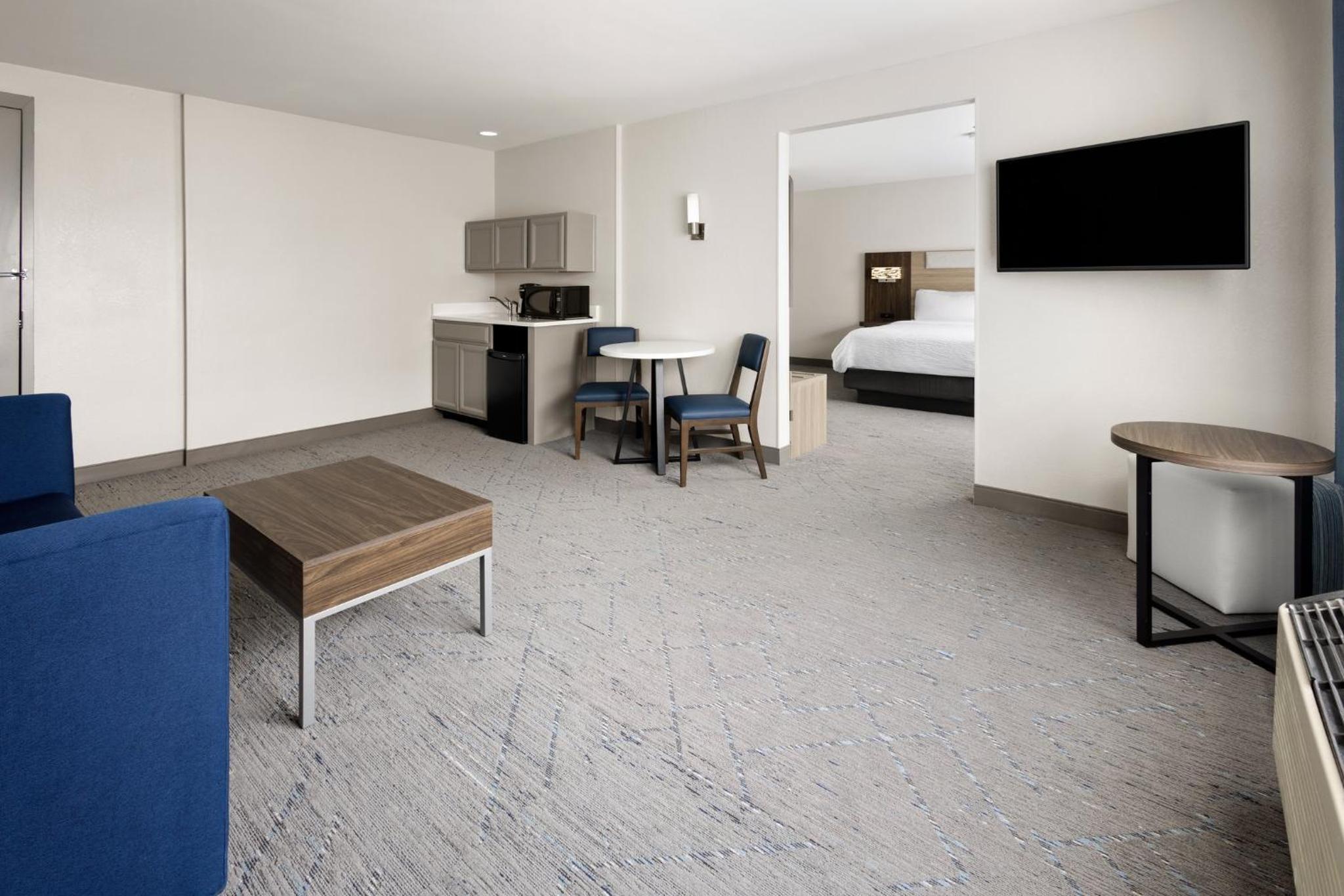 King Suite with Roll-in Shower - Mobility Access - Photo 5