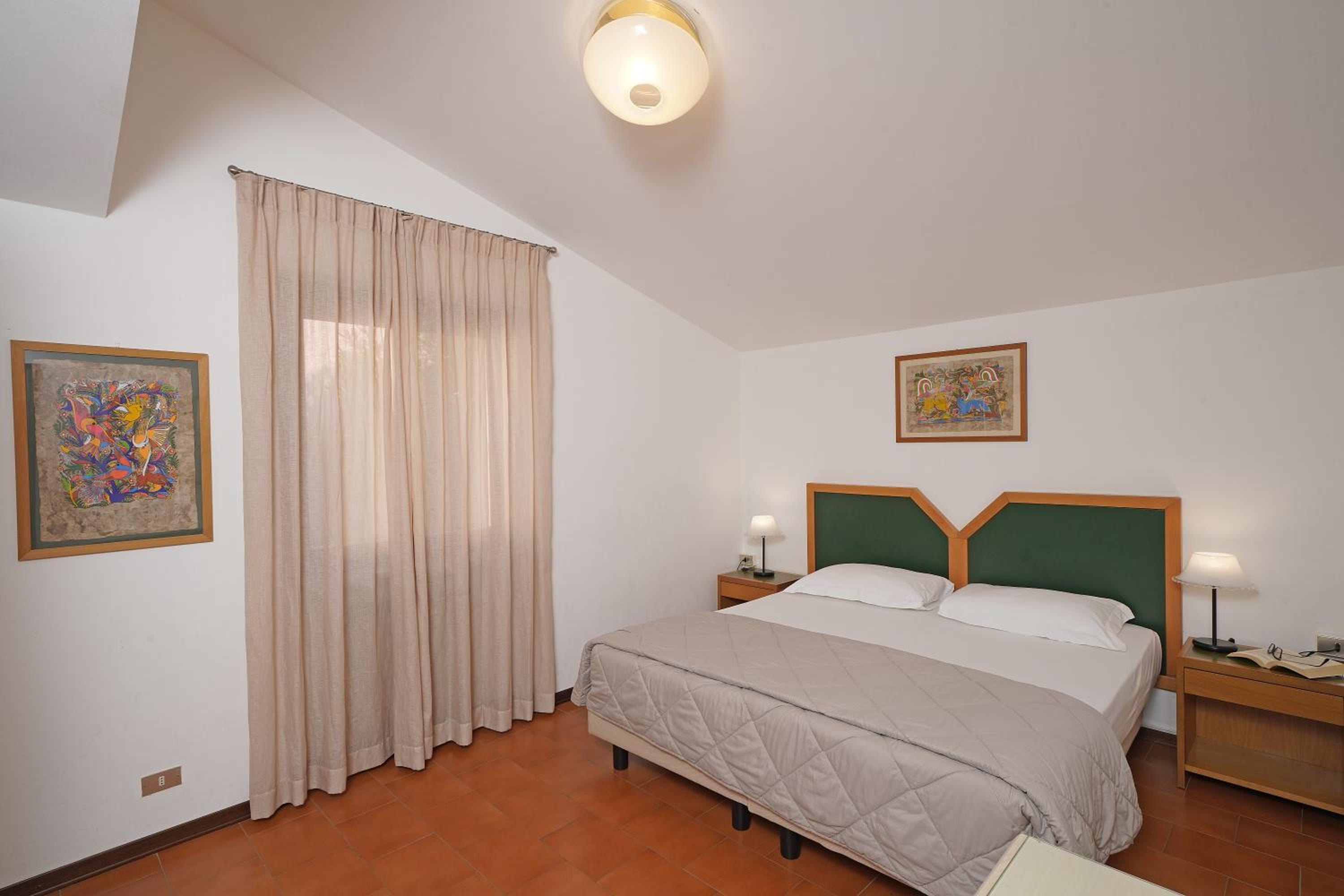 One-Bedroom Apartment with Lake View photo 1