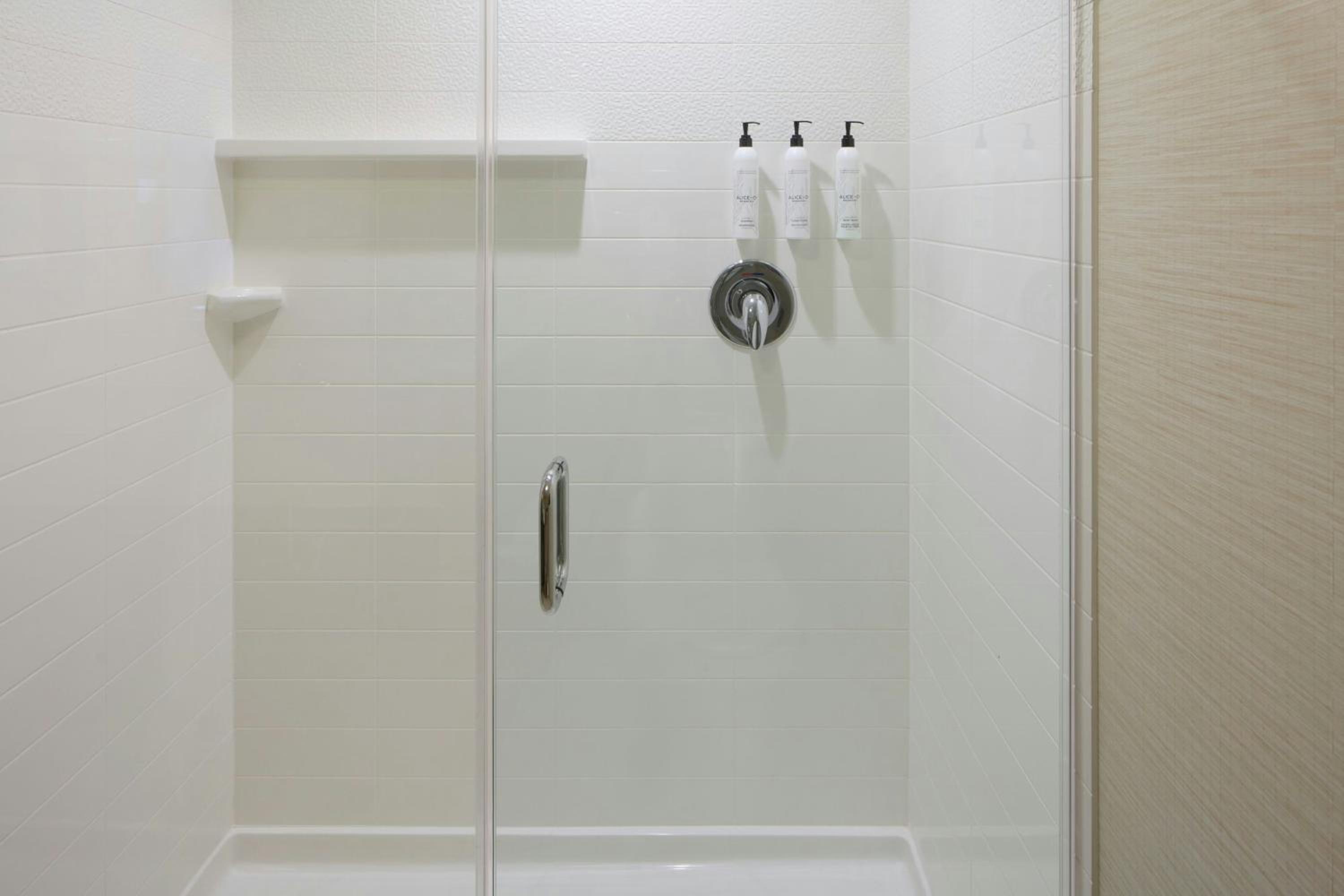 Queen Suite with Two Queen Beds, Bathtub and Sofa Bed - Mobility Access/Hearing Accessible