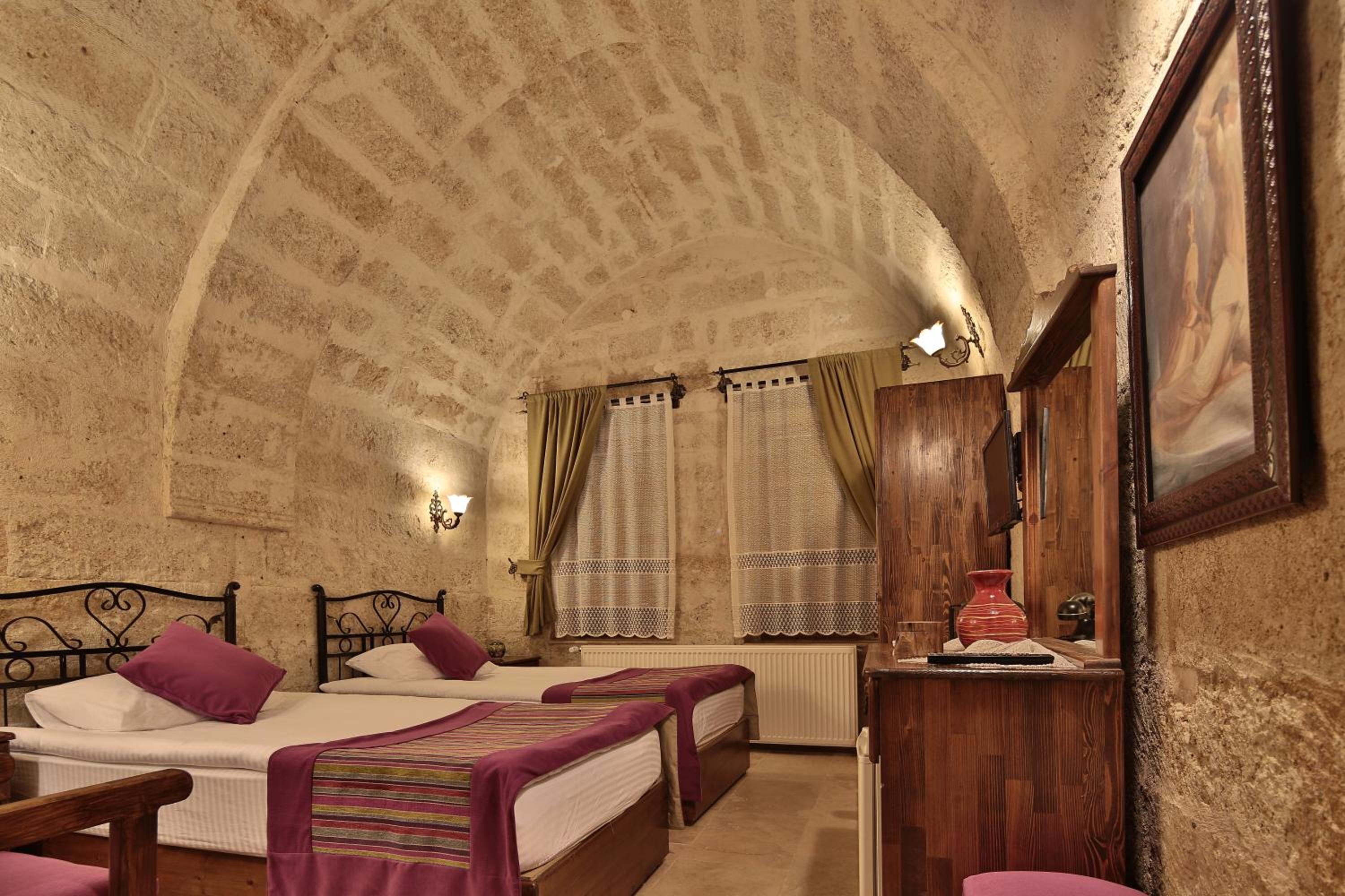 Twin Room with Pool View - Photo 5