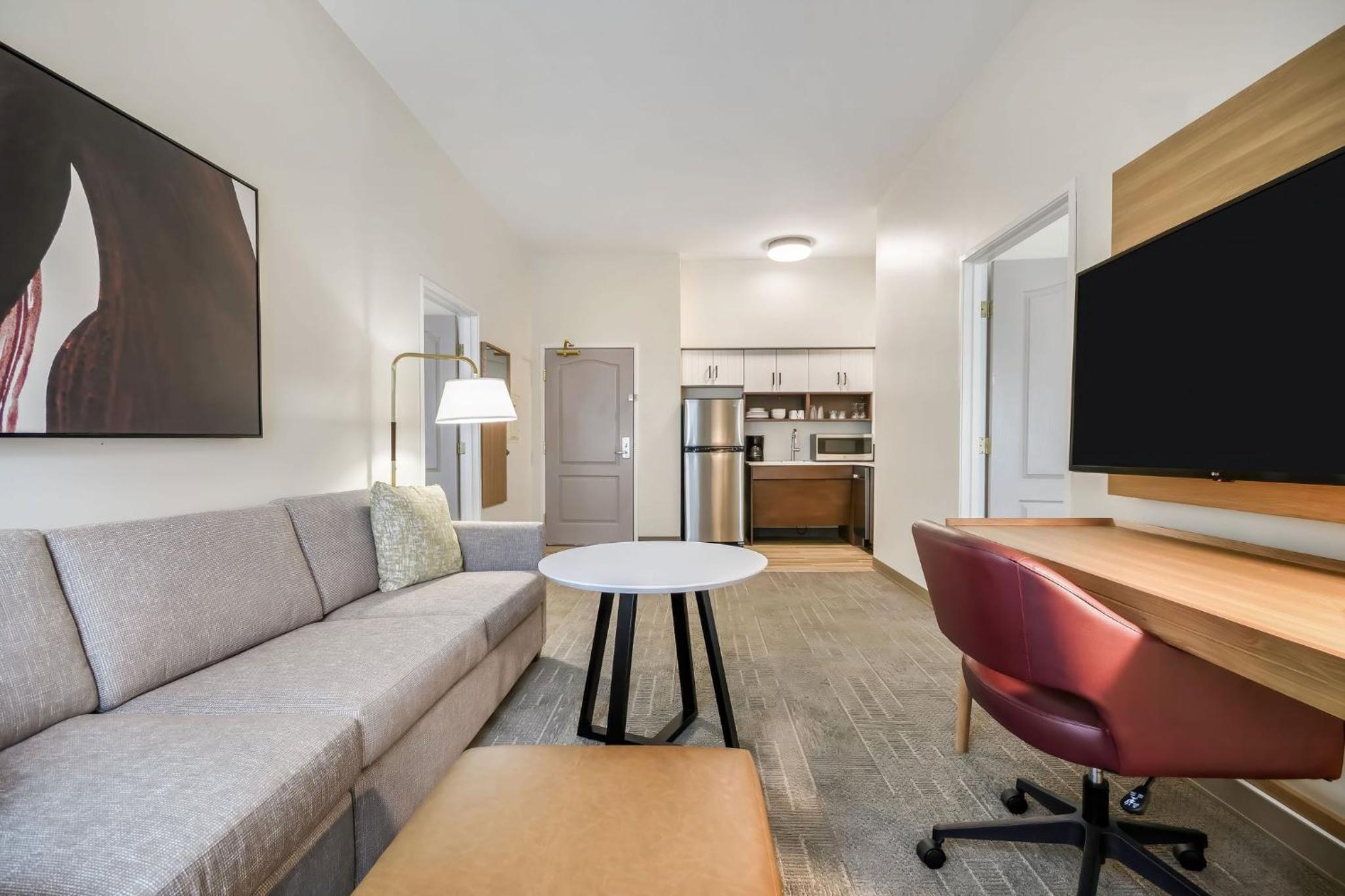Two-Bedroom Suite with One King and Two Queen Beds - Hearing Accessible- Roll In Shower -Non-Smoking - Photo 2