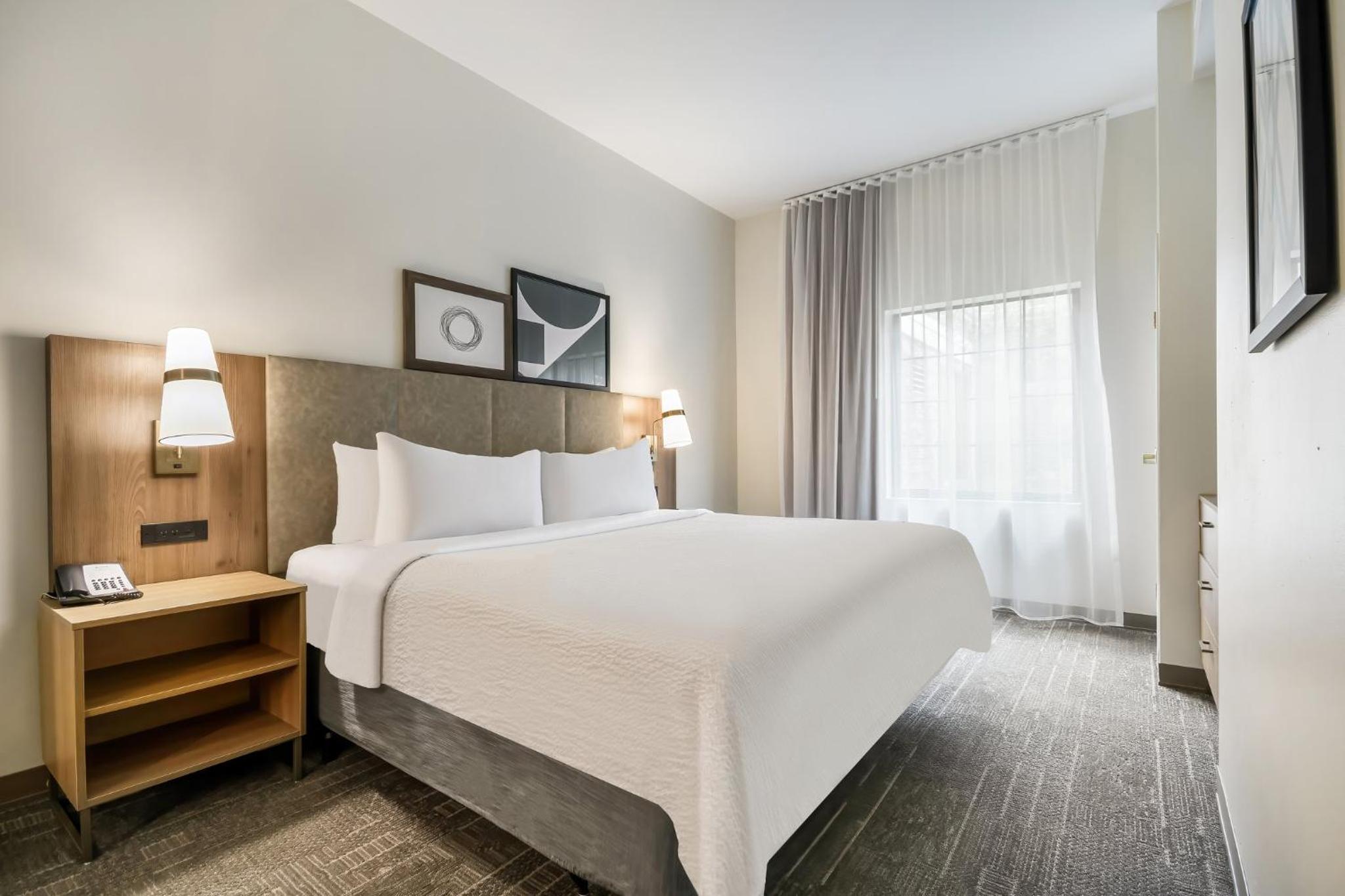 Two-Bedroom Suite with One King and Two Queen Beds - Hearing Accessible- Roll In Shower -Non-Smoking - Photo 3