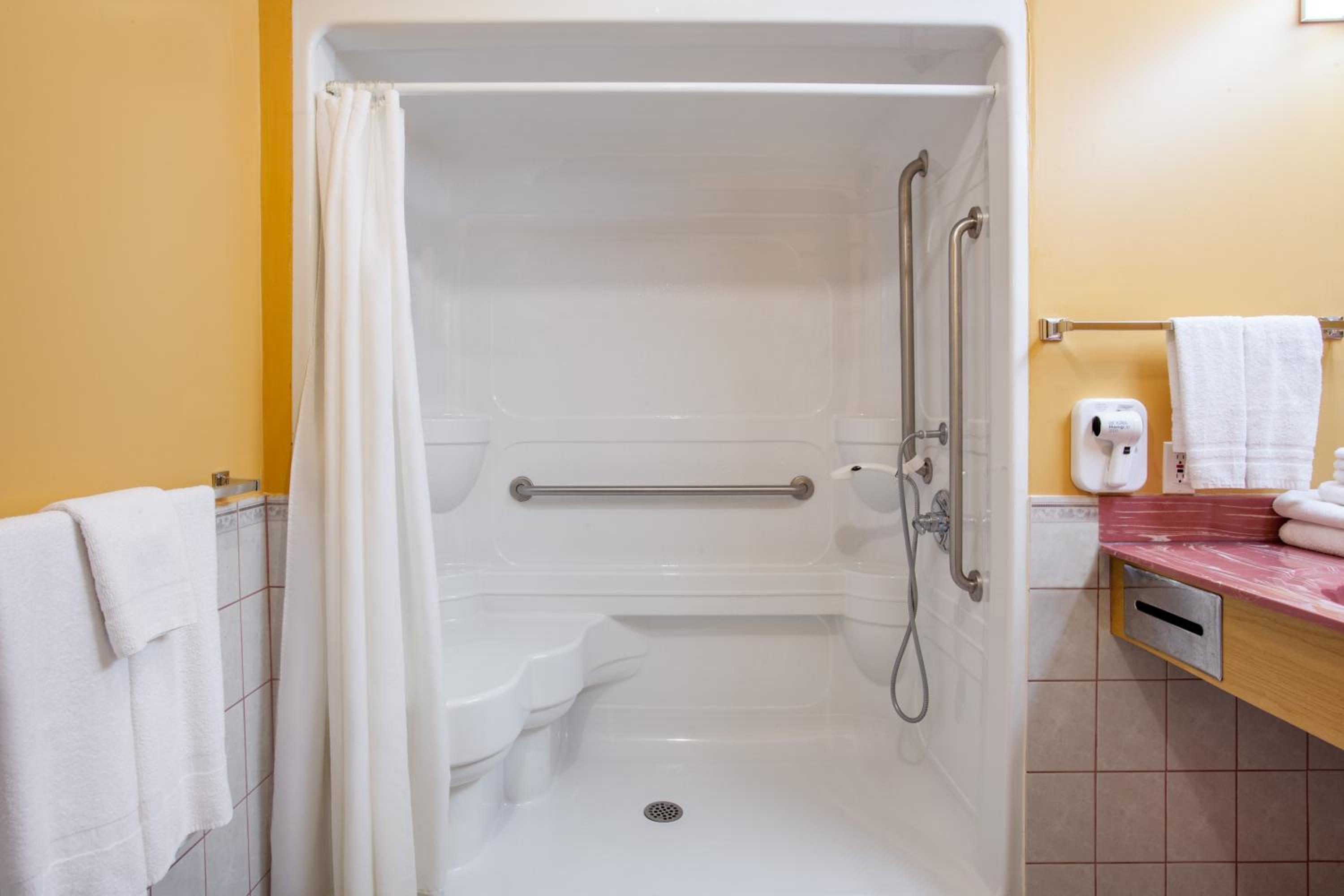 Queen Room - Disability Access photo 2