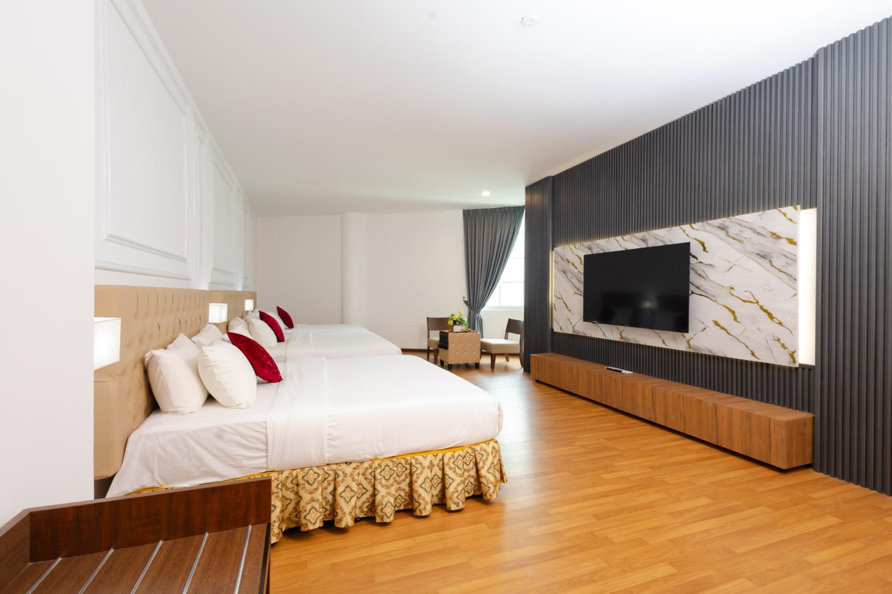 Deluxe Family Suite - Photo 1