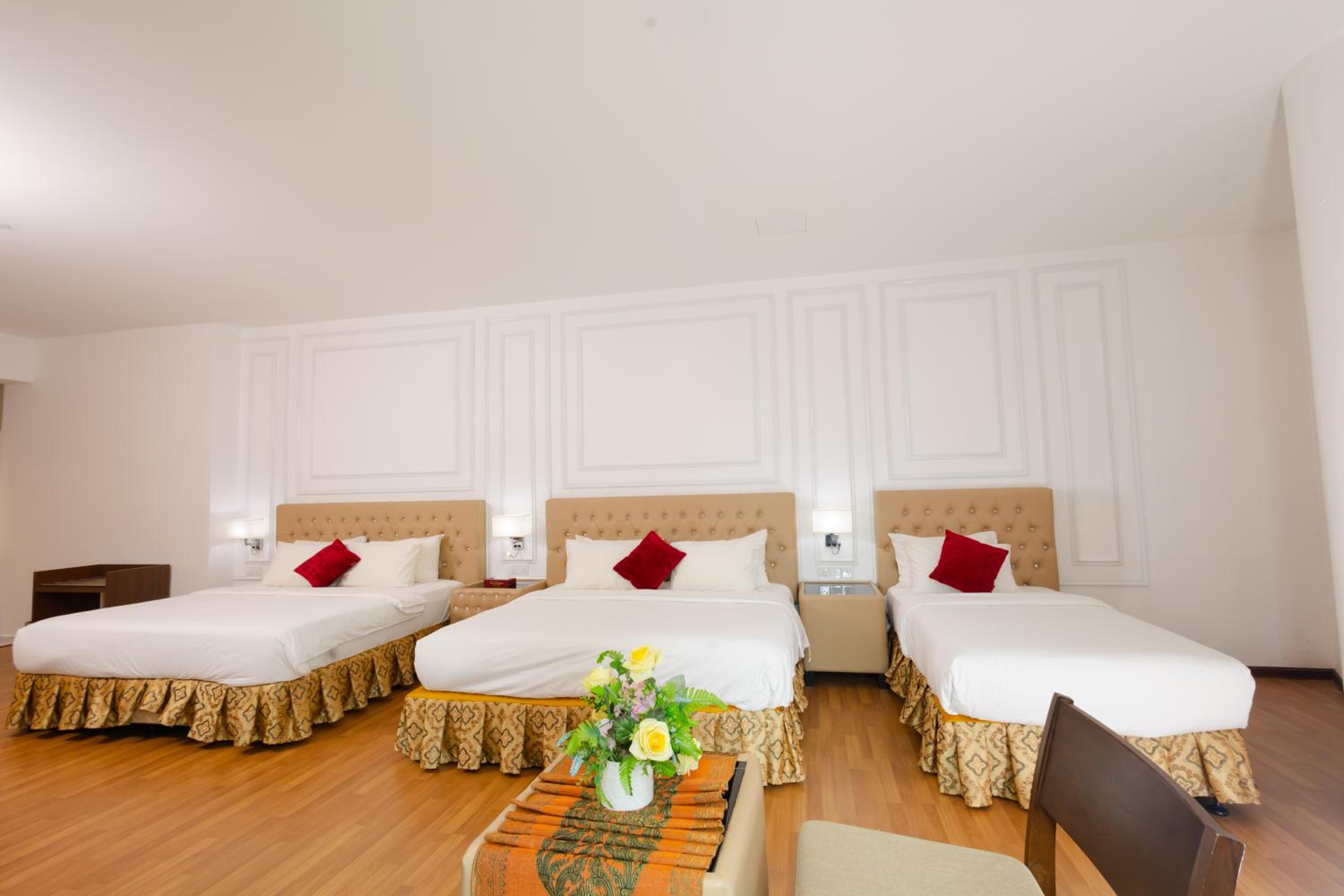Deluxe Family Suite - Photo 5