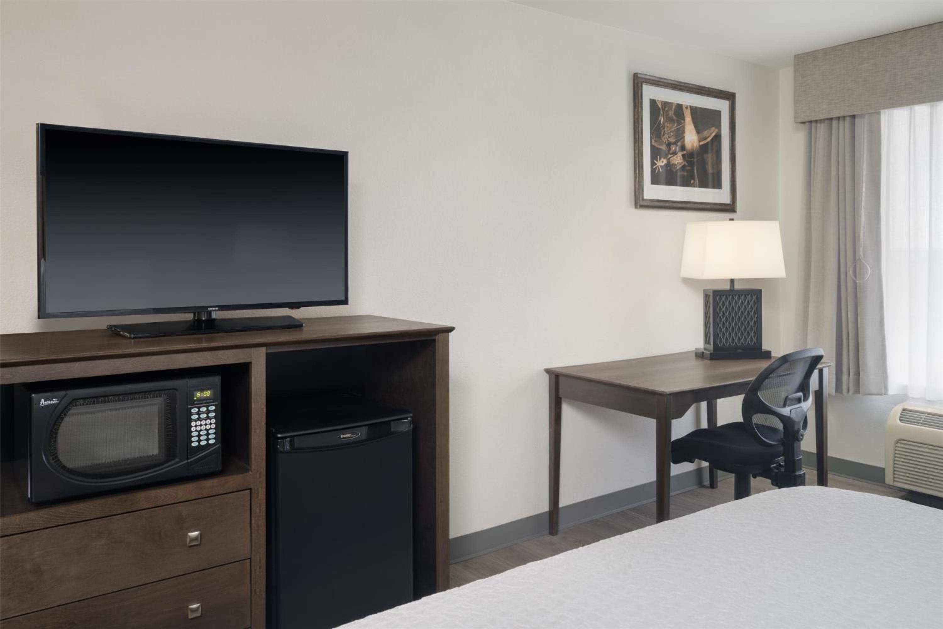 King Room with Roll-In Shower, Kitchenette and Sofa Bed - Disability Access/Non-Smoking - Photo 1