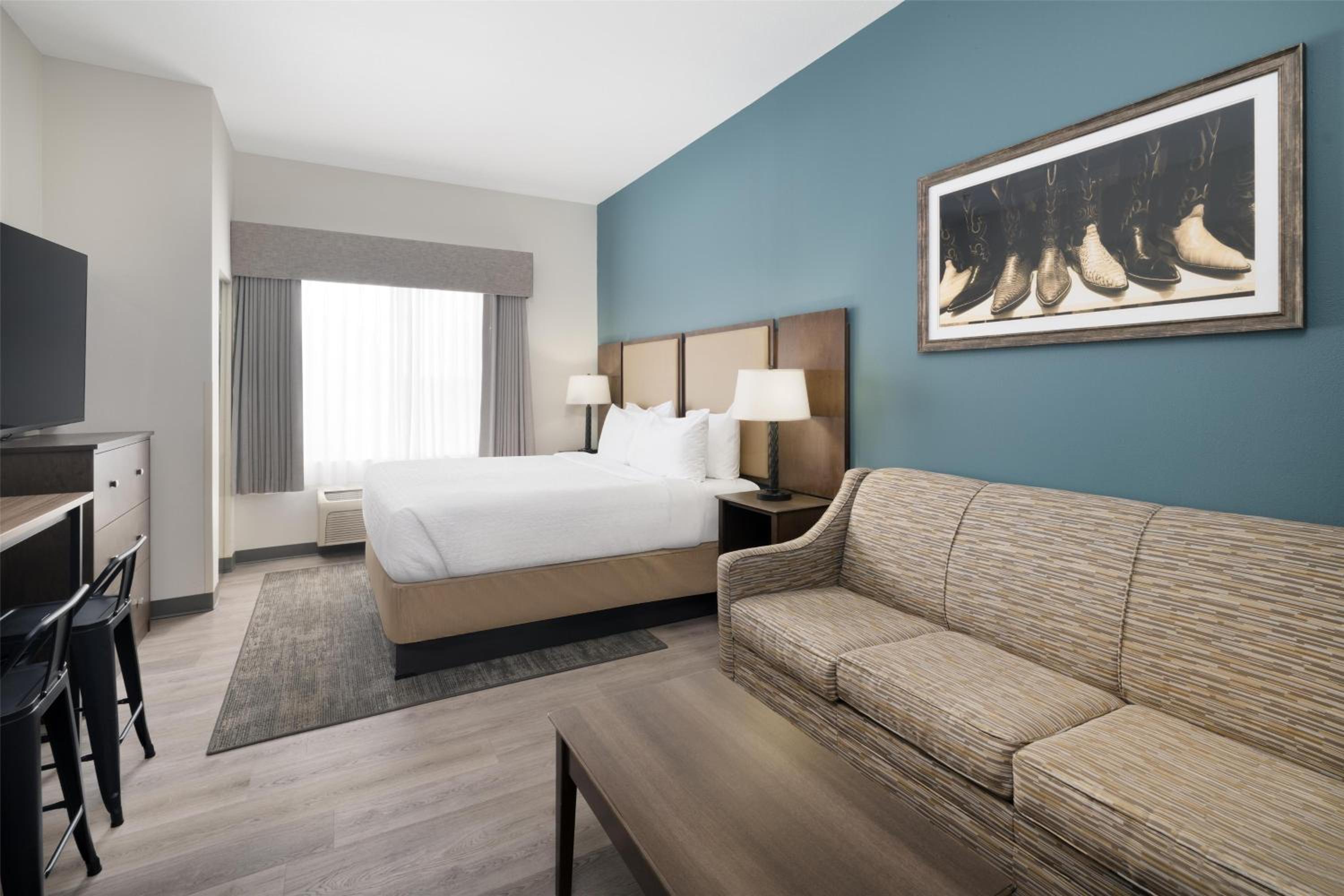 King Room with Roll-In Shower, Kitchenette and Sofa Bed - Disability Access/Non-Smoking - Photo 2