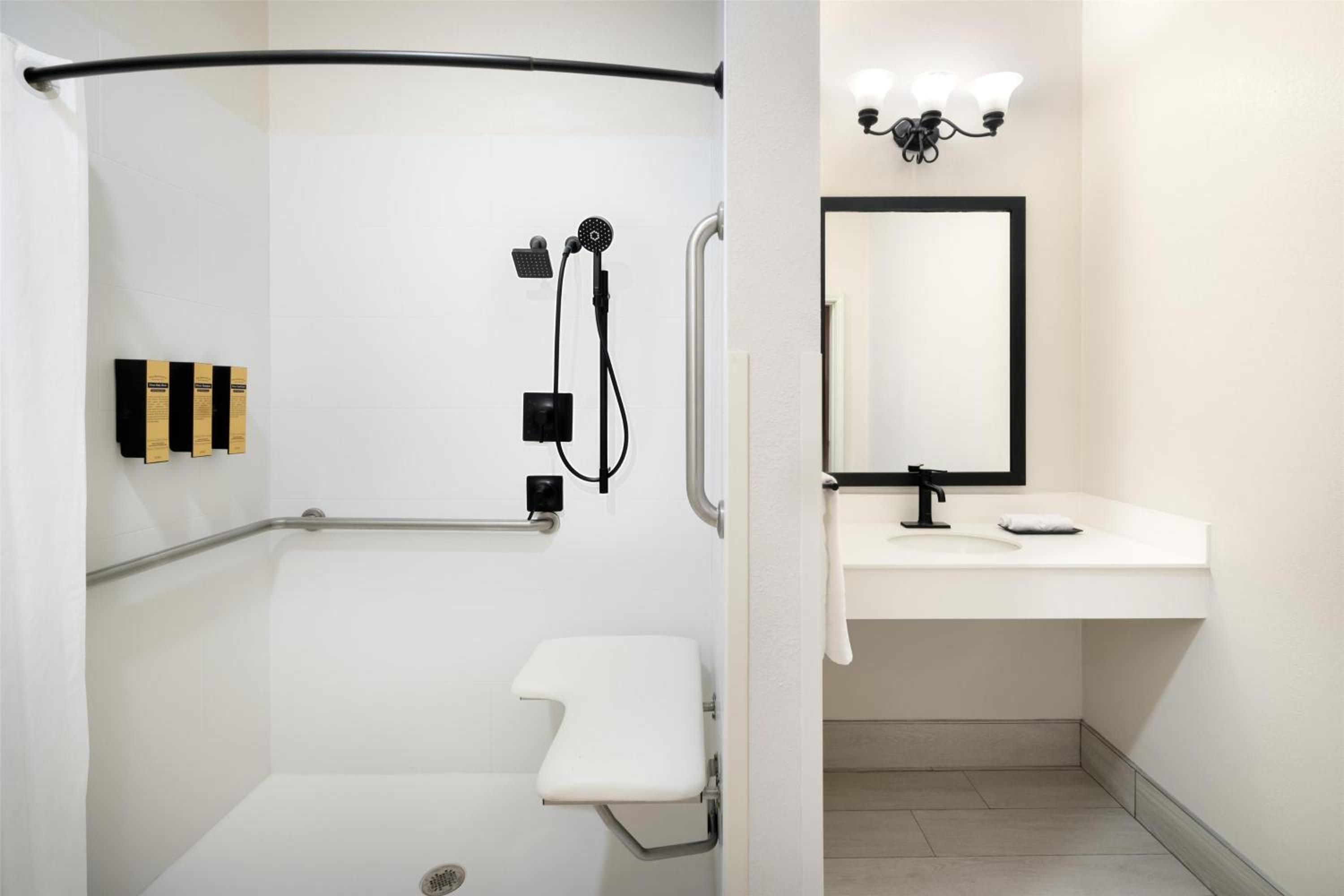 King Room with Roll-In Shower, Kitchenette and Sofa Bed - Disability Access/Non-Smoking - Photo 4