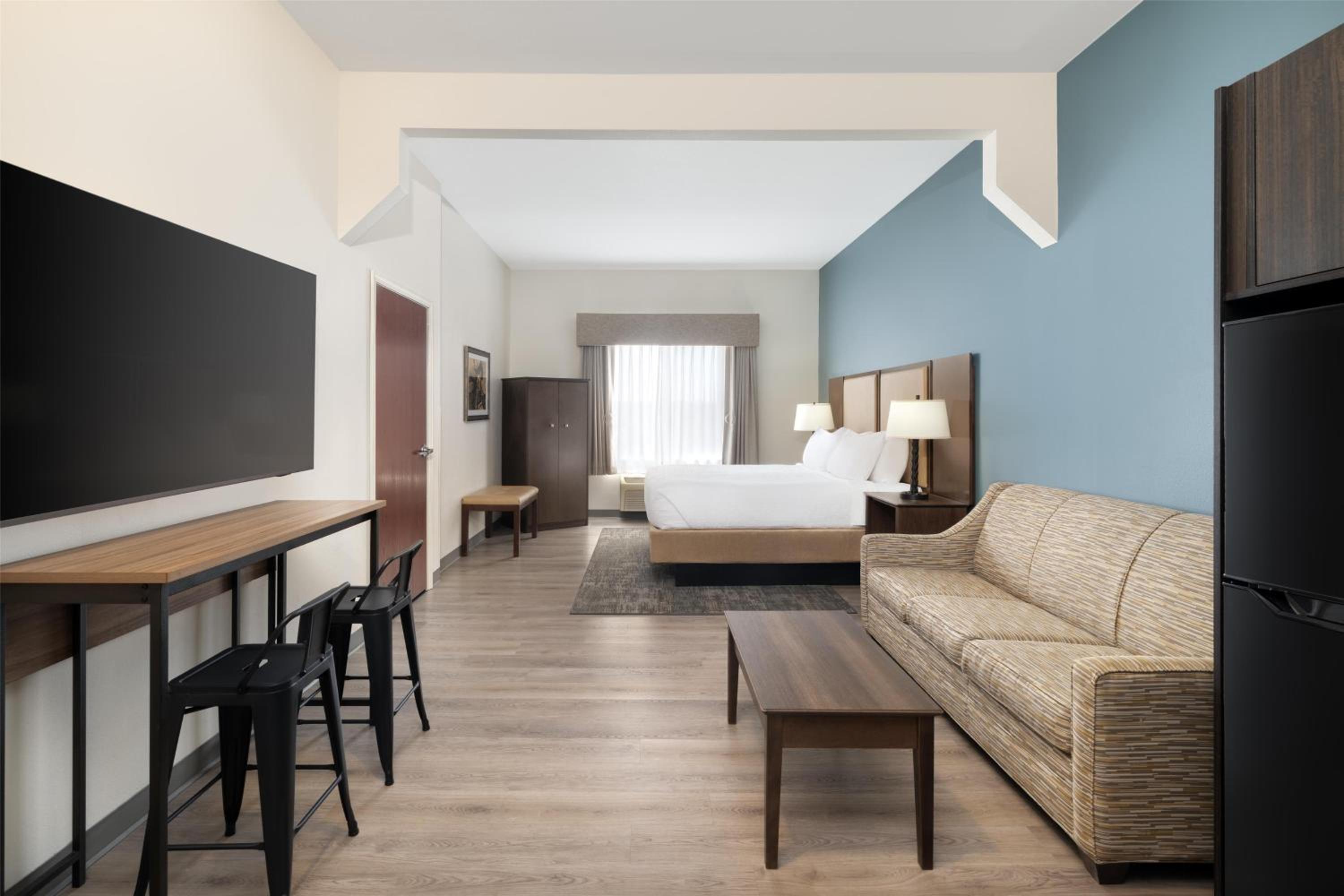 King Room with Roll-In Shower, Kitchenette and Sofa Bed - Disability Access/Non-Smoking - Photo 3