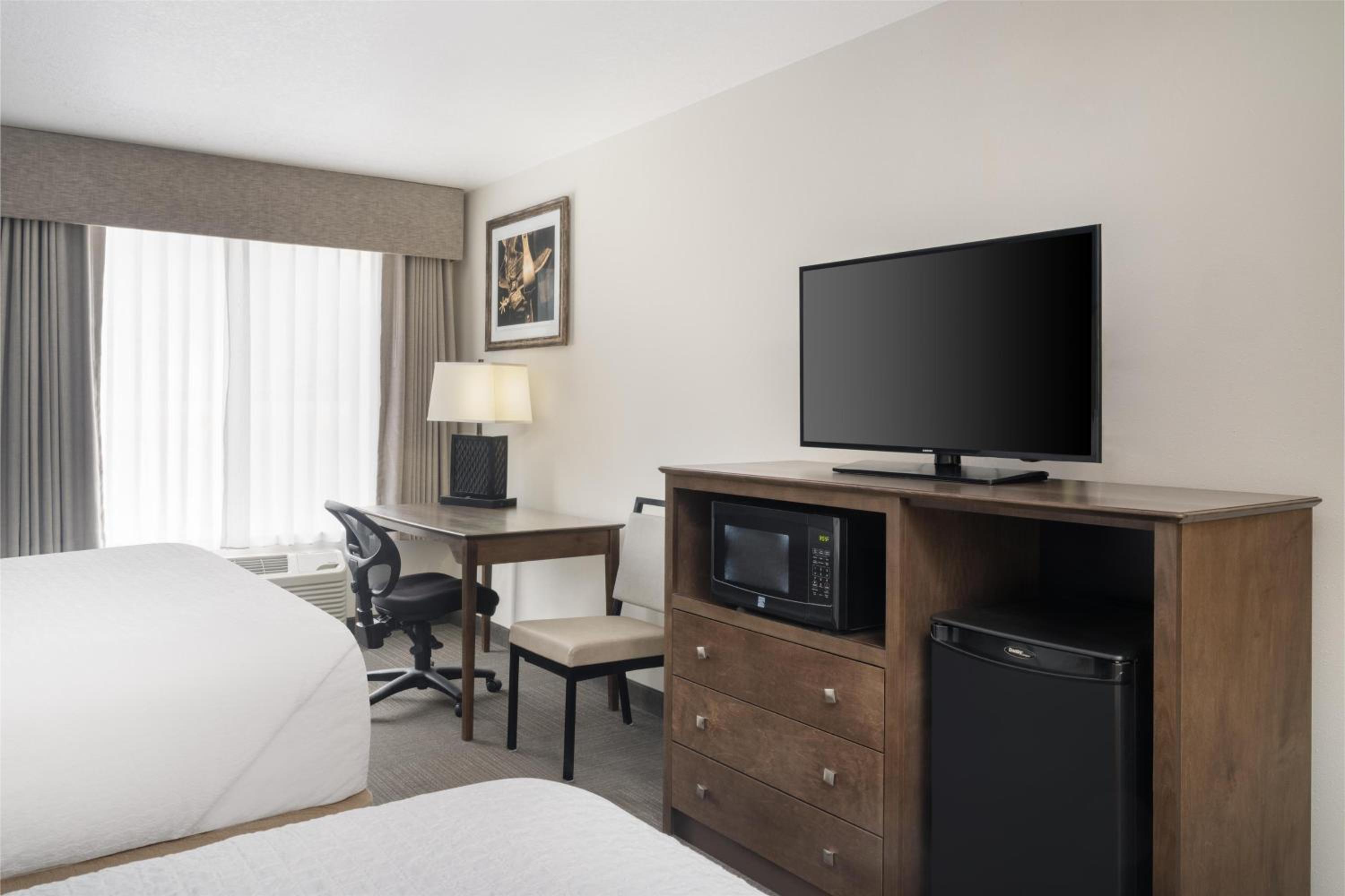 Queen Room with Two Queen Beds and Bath Tub - Disability Access/Non-Smoking  - Photo 2