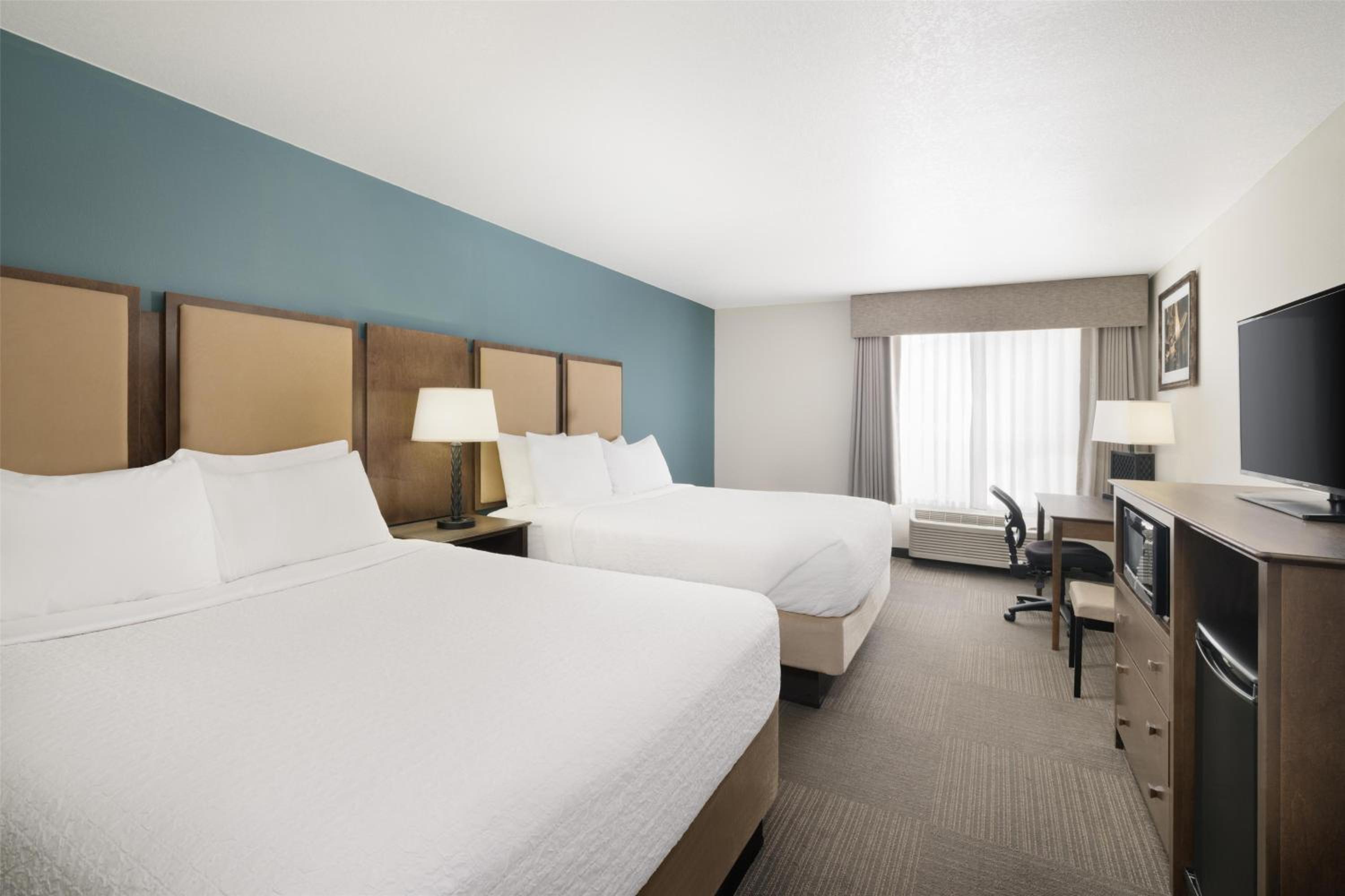 Queen Room with Two Queen Beds and Bath Tub - Disability Access/Non-Smoking  - Photo 3