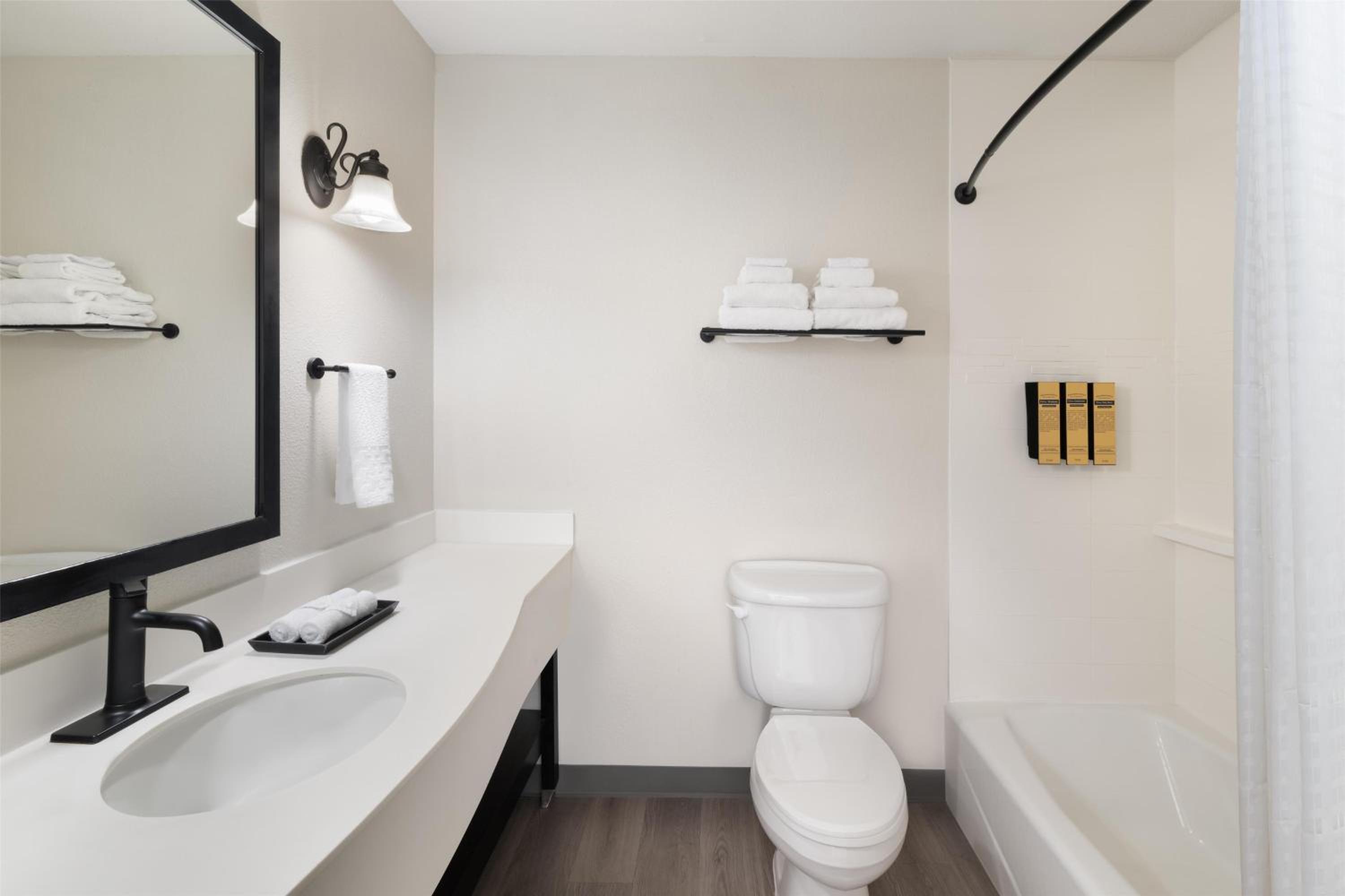 Queen Room with Two Queen Beds and Bath Tub - Disability Access/Non-Smoking  - Photo 4