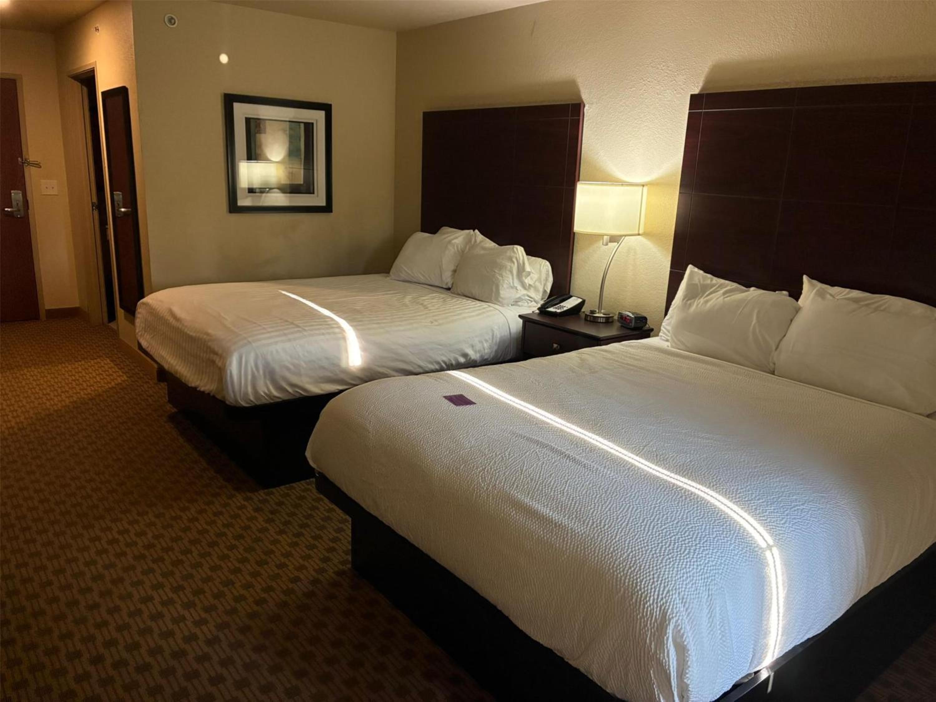 Queen Room with Two Queen Beds - Non-Smoking photo 1