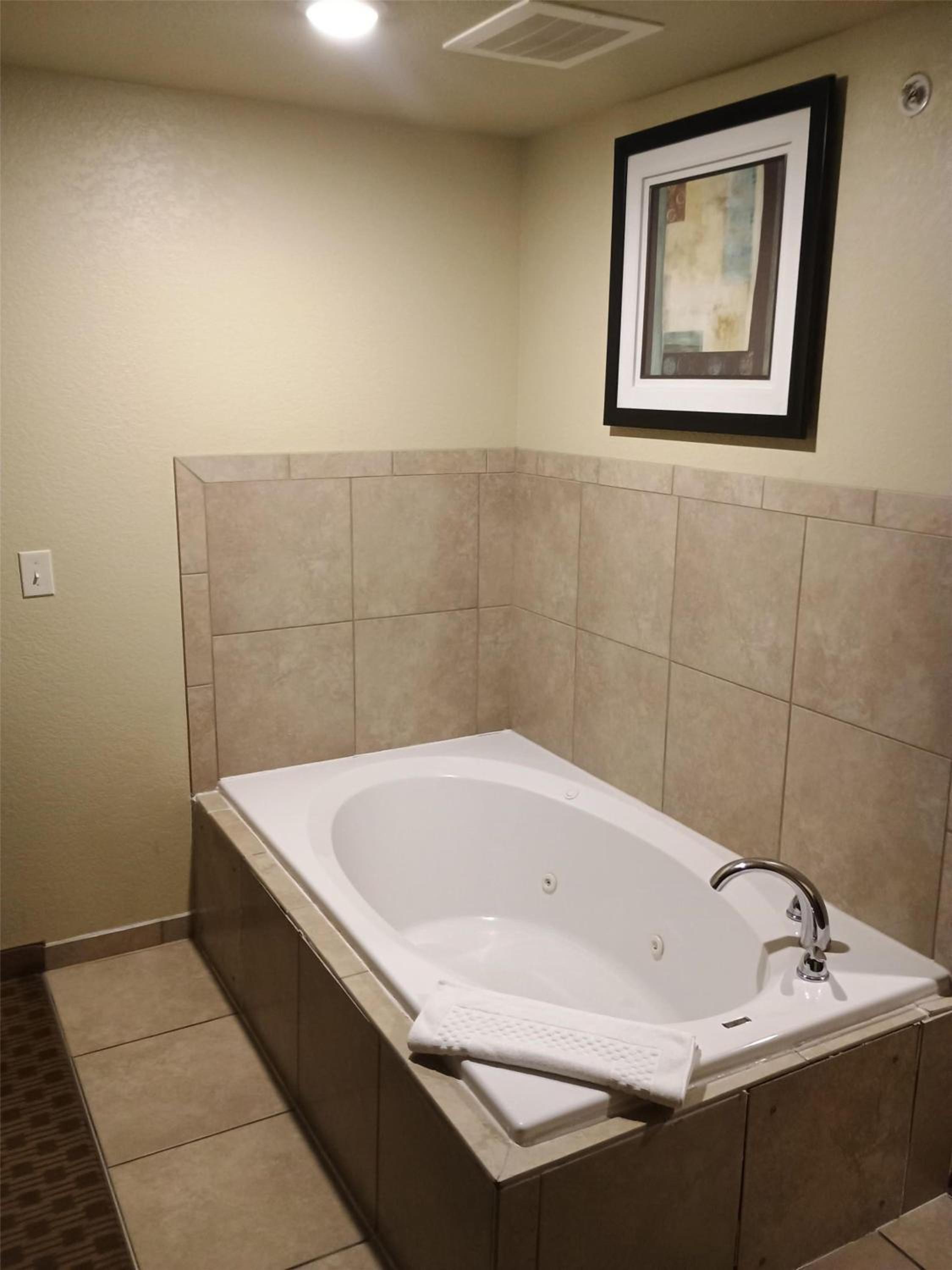 King Room with Spa Bath - Non-Smoking photo 2