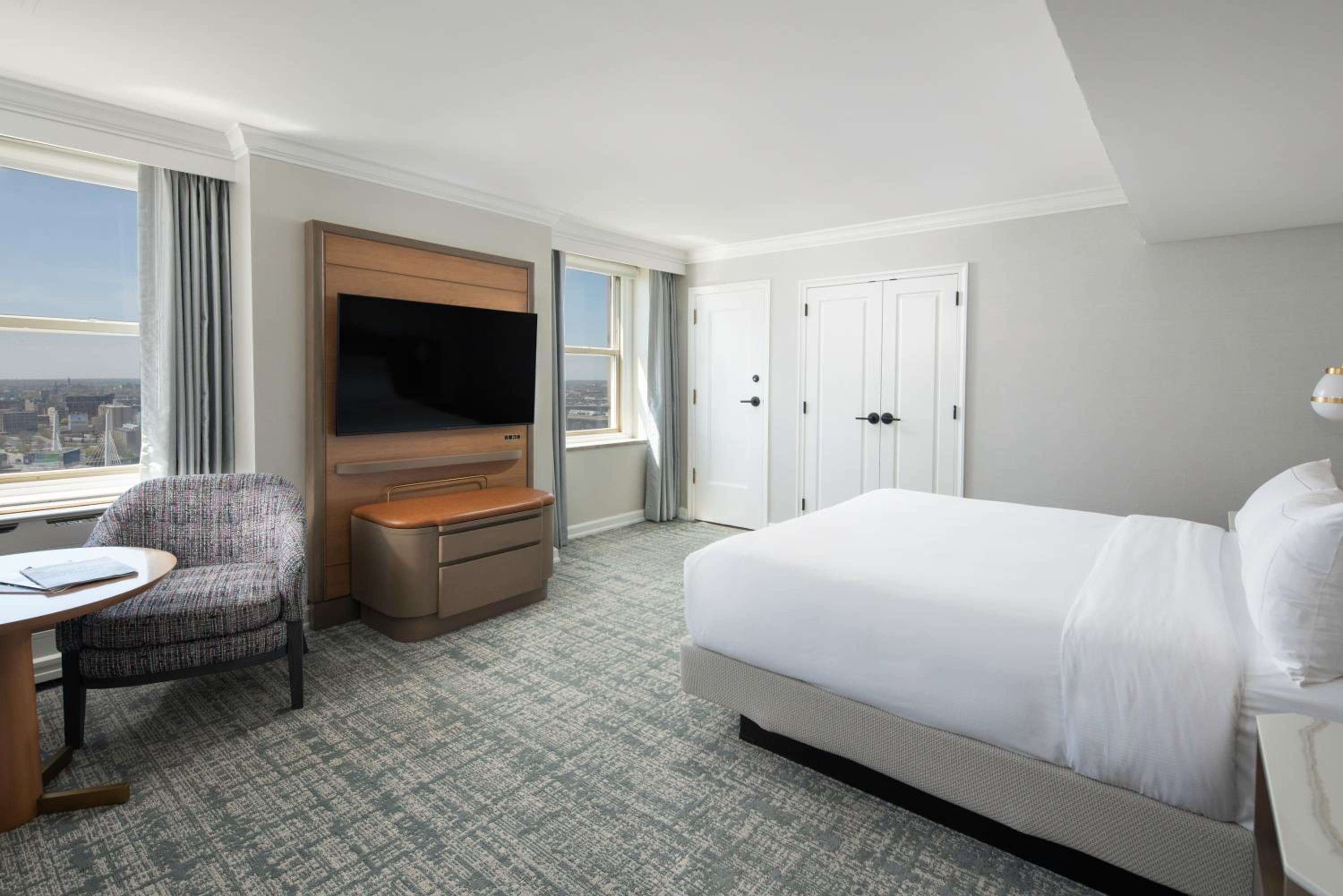 Superior King Room with Roll-In Shower - Mobility Access - Photo 3