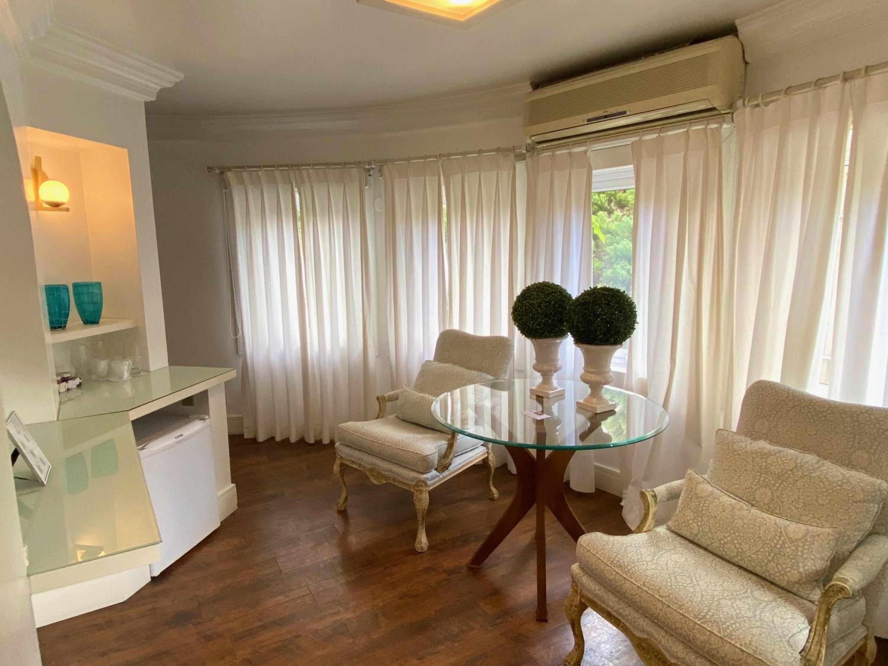 Deluxe Queen Suite